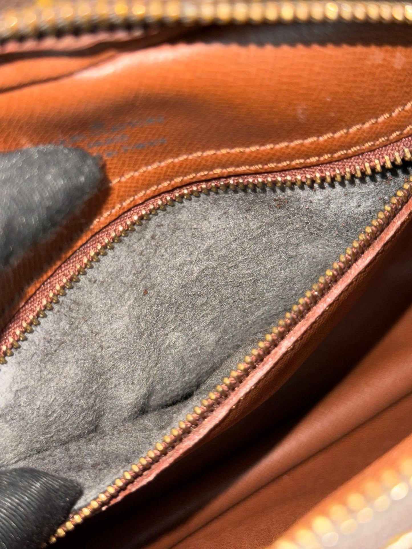 Senlis Crossbody - 🗓️ Year: 1991