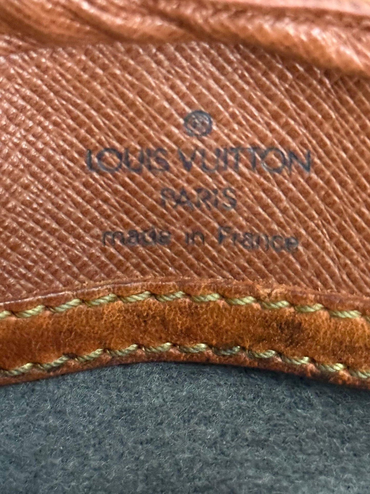 Blois Crossbody -🗓️ Year: 1994