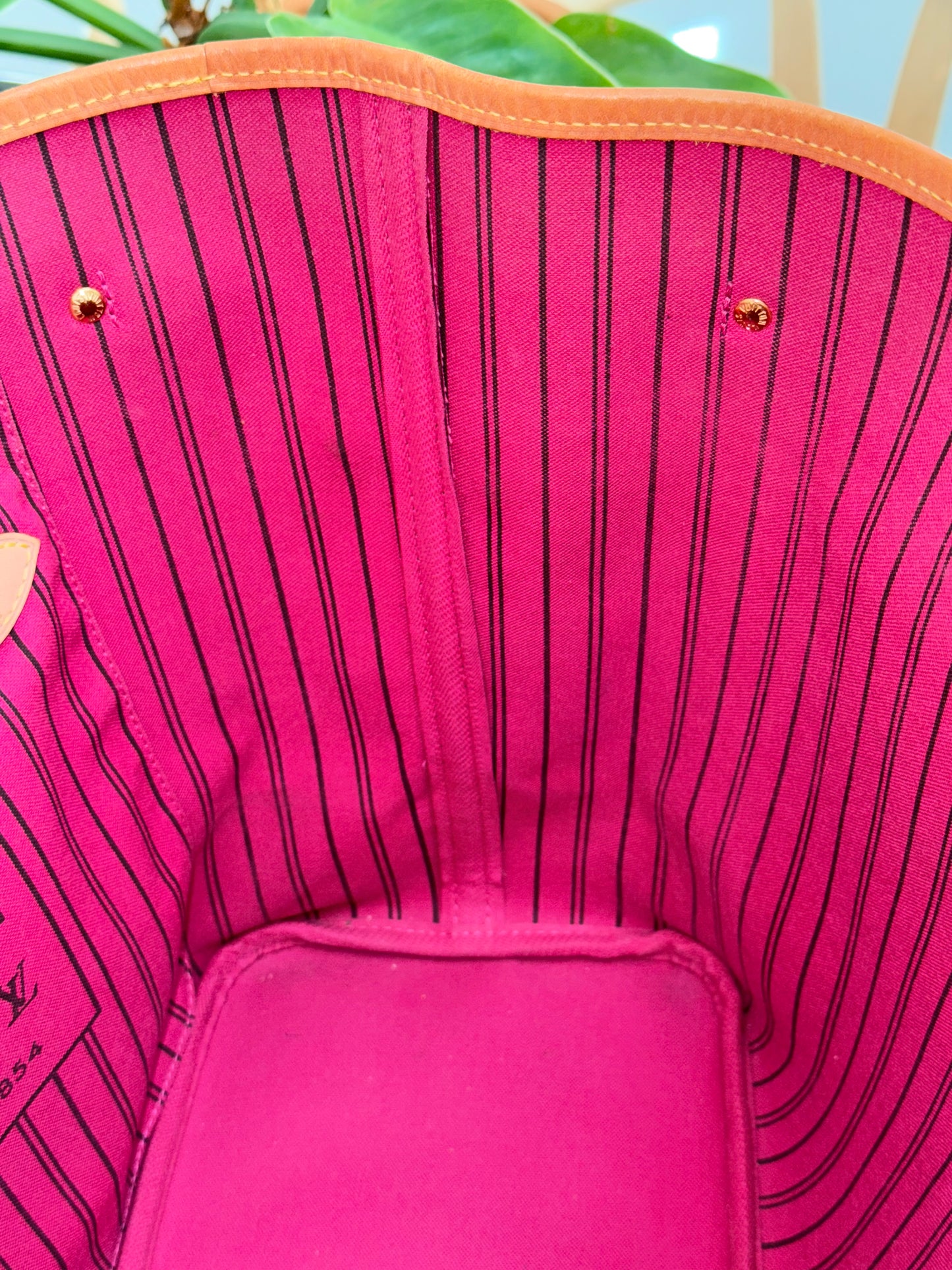 Neverfull MM Monogram in Peony with Dustbag 📅 Year: 2020