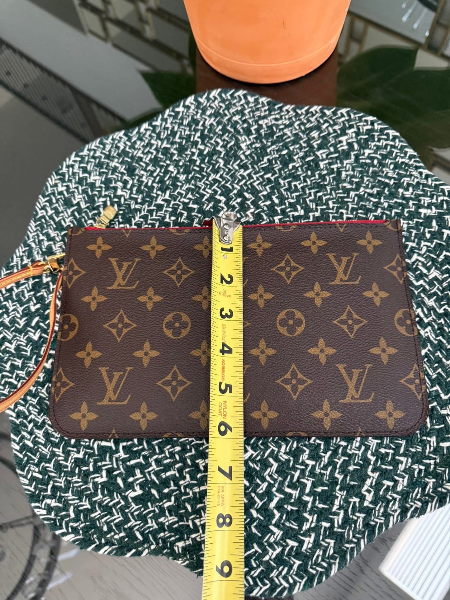 Neverfull MM/GM Pouch in Cerise interior -🗓️ Year: 2017
