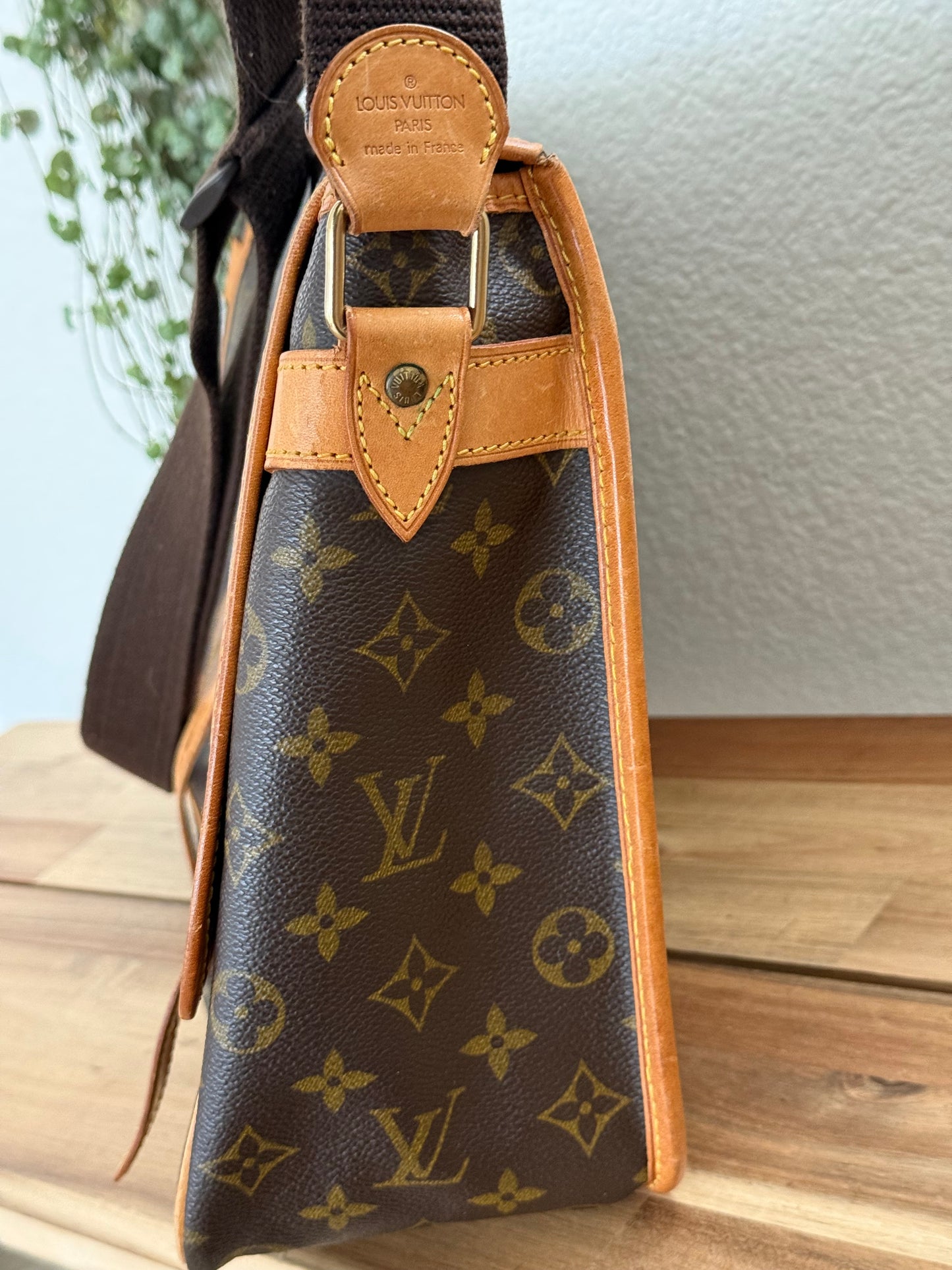 Gibeciere GM Crossbody - 📅 Year: 1997