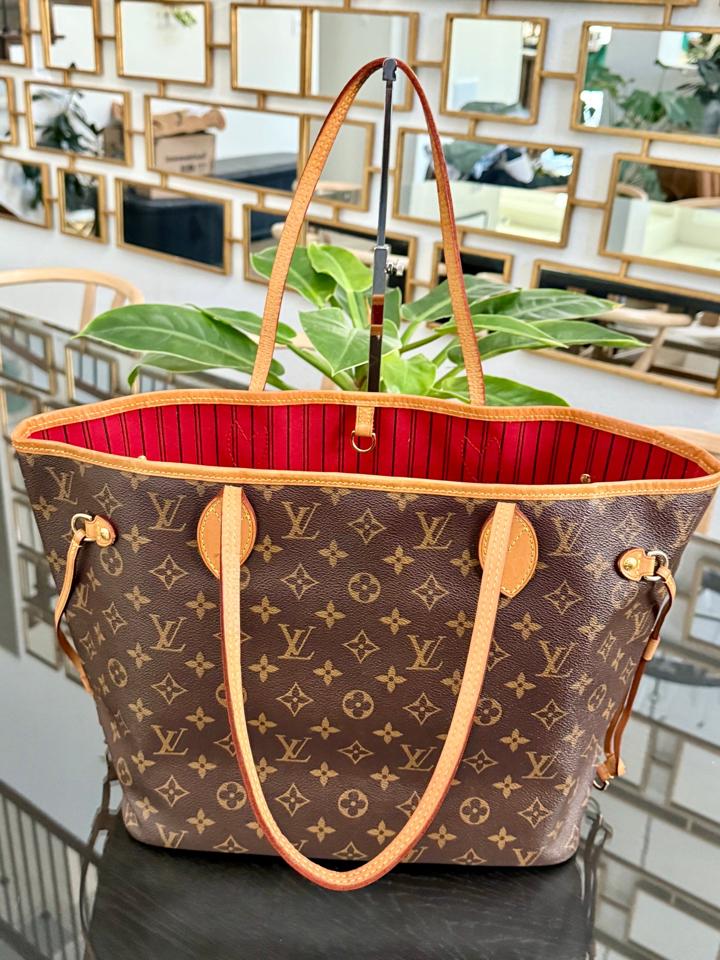 Neverfull MM in Cerise/ Red interior with Dustbag 📅 Year: 2018