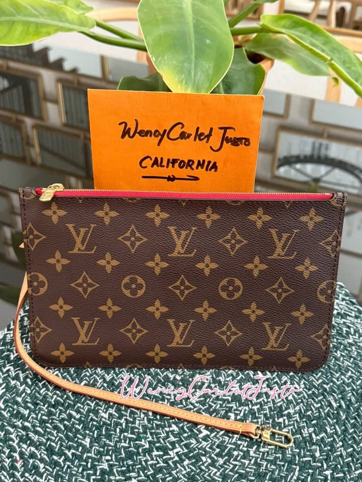 Neverfull MM/GM Pouch in Cerise 🗓️Microchip & Authenticated
