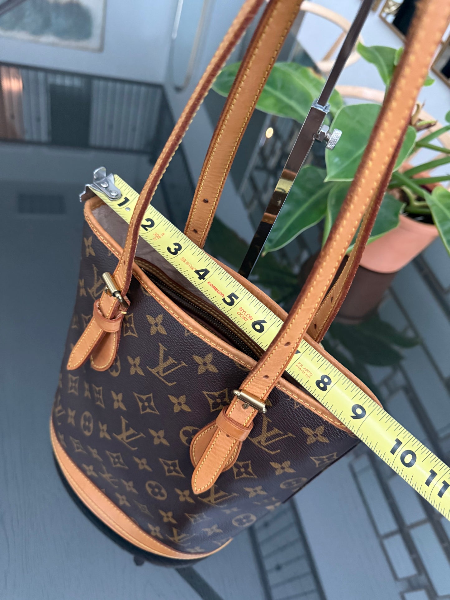 Petite Bucket in Monogram 🗓️ Year: 2000