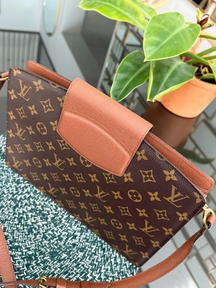 Courcelles Shoulder/ Crossbody bag 📅 Year: 1997