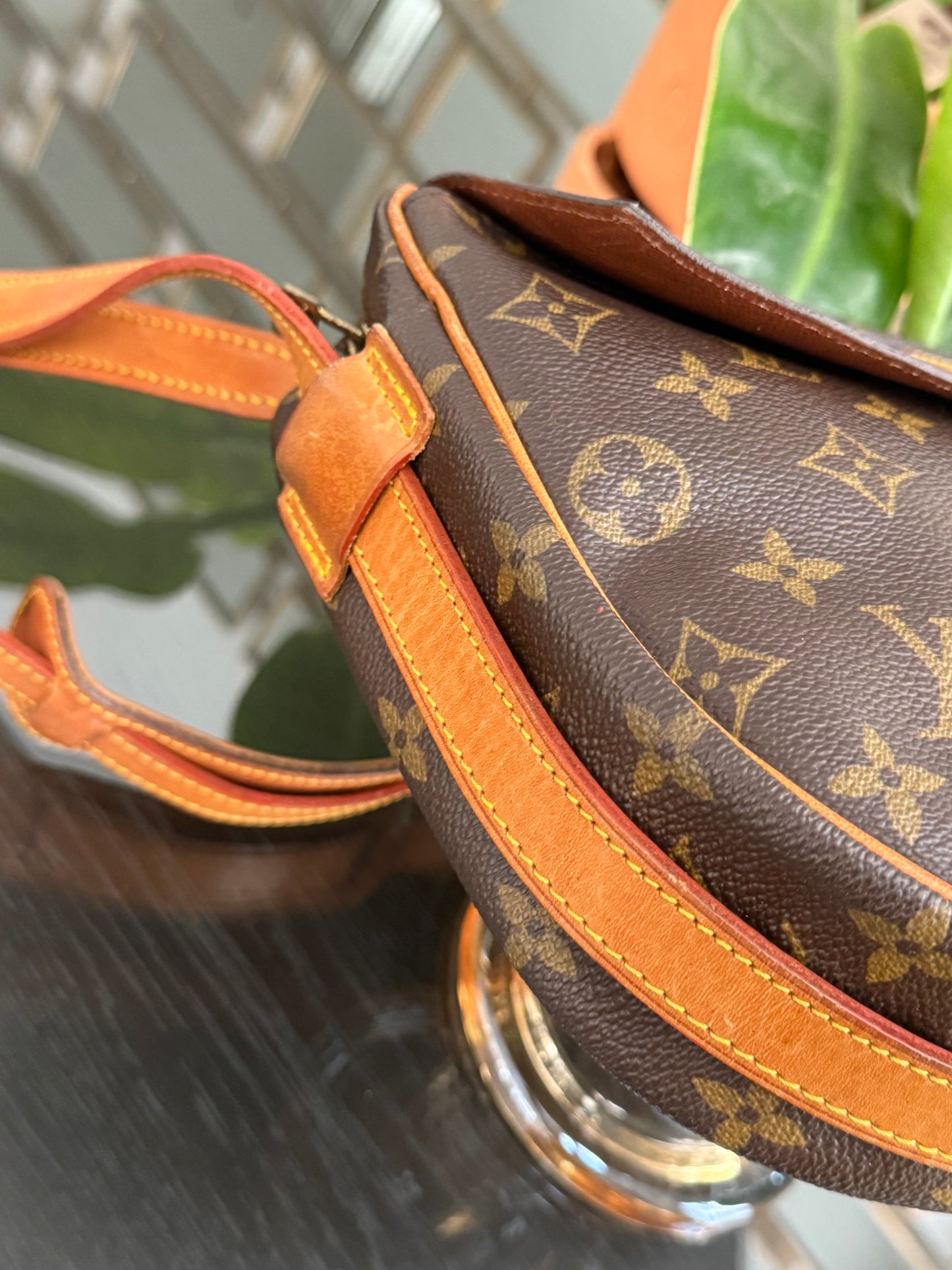 Jeaunefille GM Crossbody 📅 Year: 1987