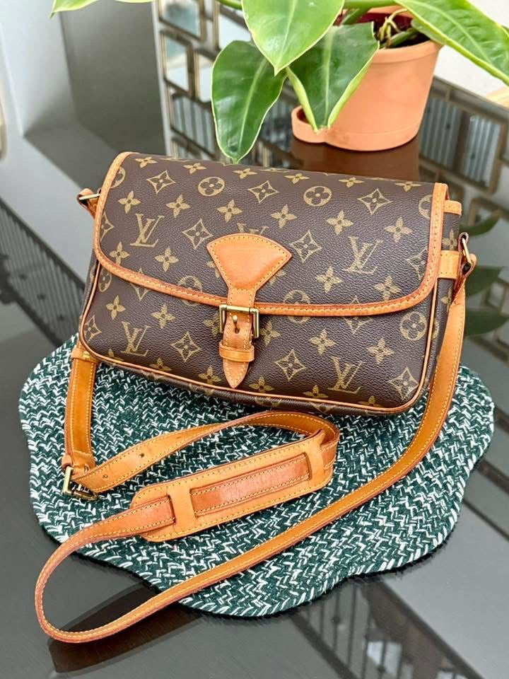 Sologne Crossbody 📅 Year: 2000