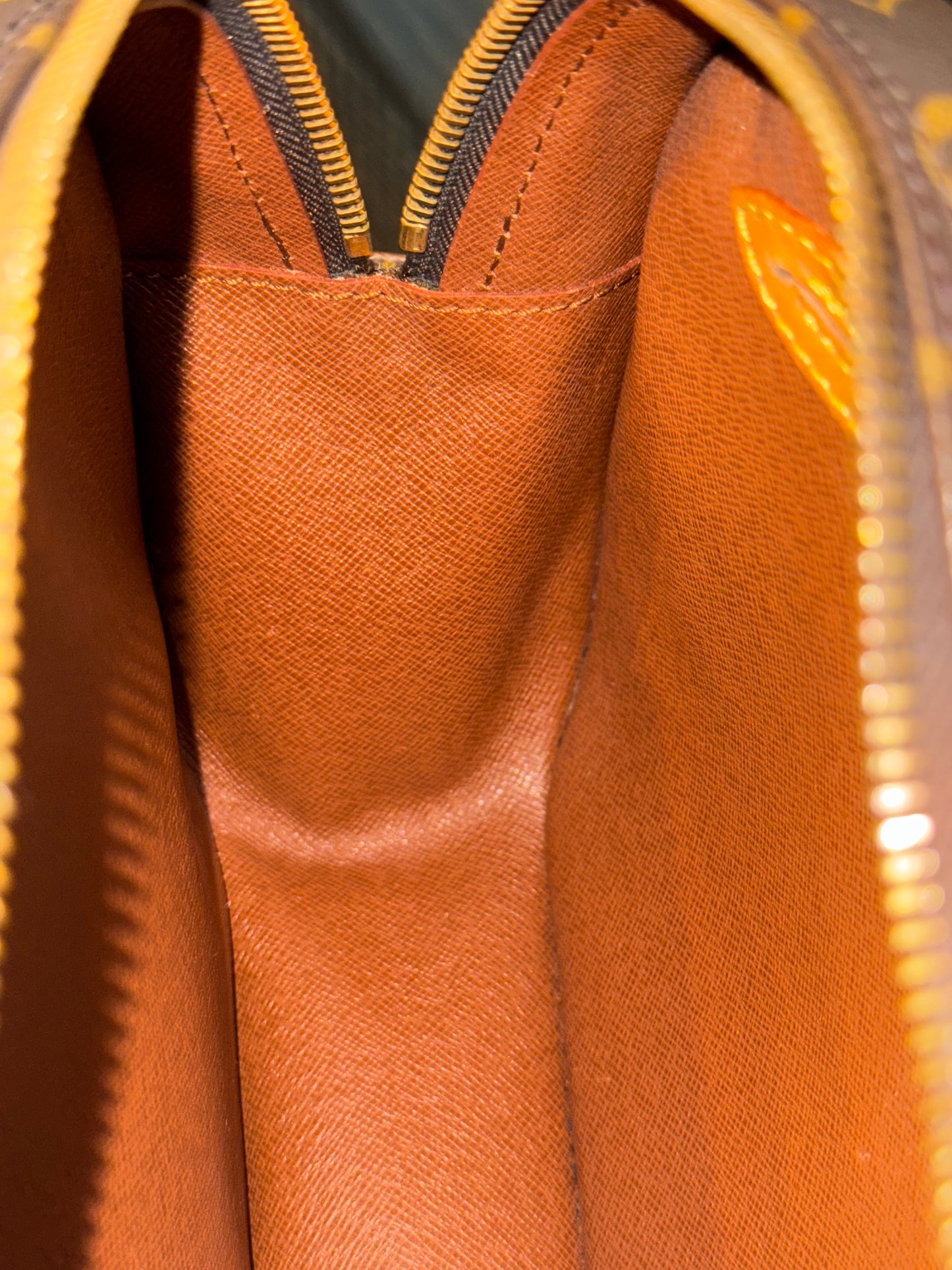 Blois Crossbody -🗓️ Year: 1995