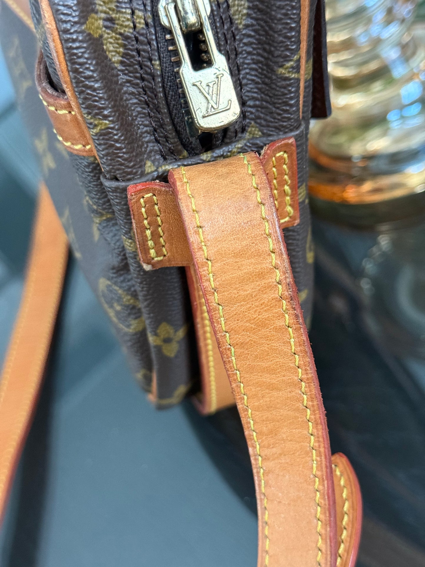 Jeaunefille GM Crossbody 📅 Year: 1989