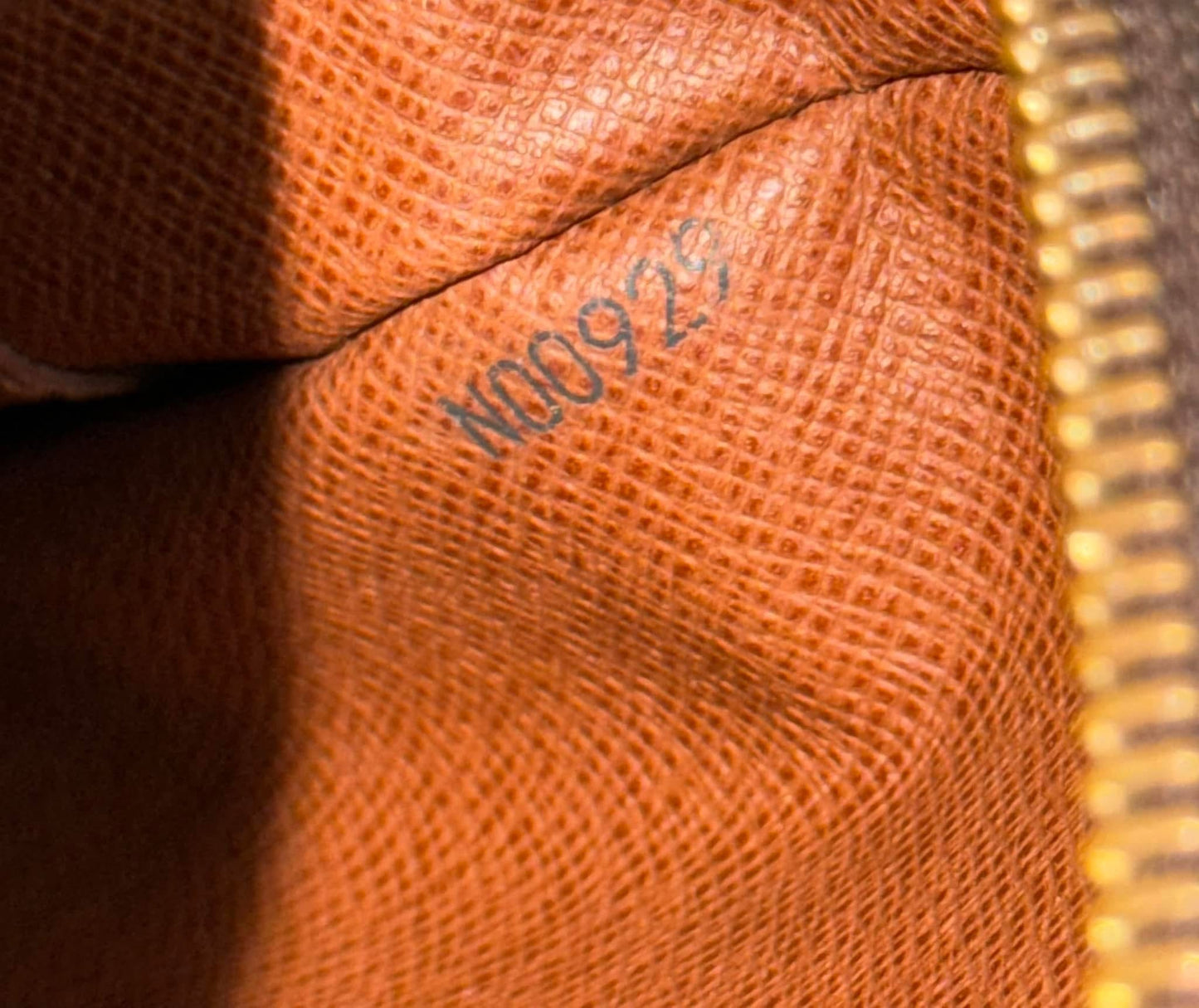Blois Crossbody -🗓️ Year: 1999