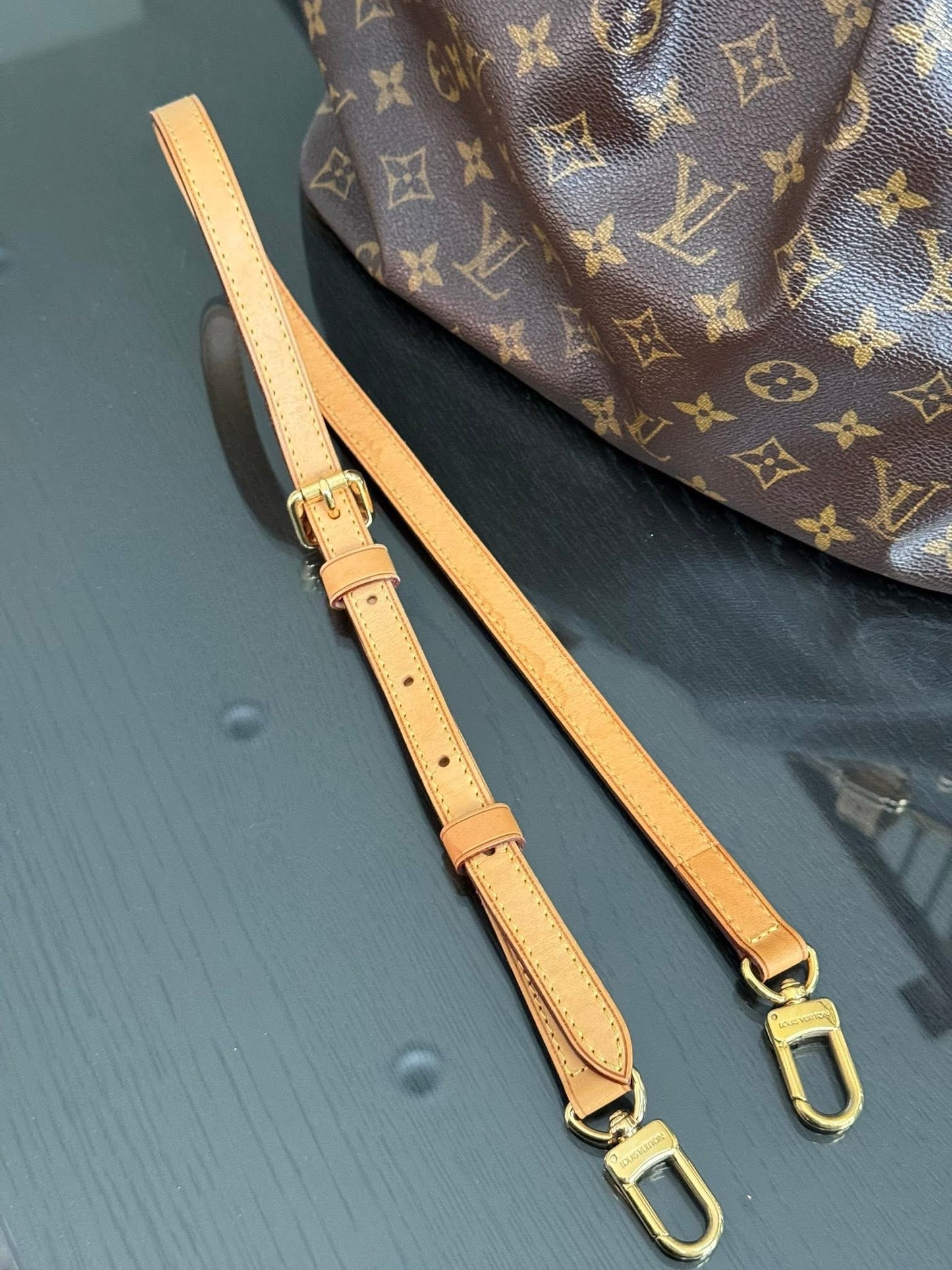 Palermo GM with Original Strap. Dustbag and Insert Organizer 🌺
Year: 2009