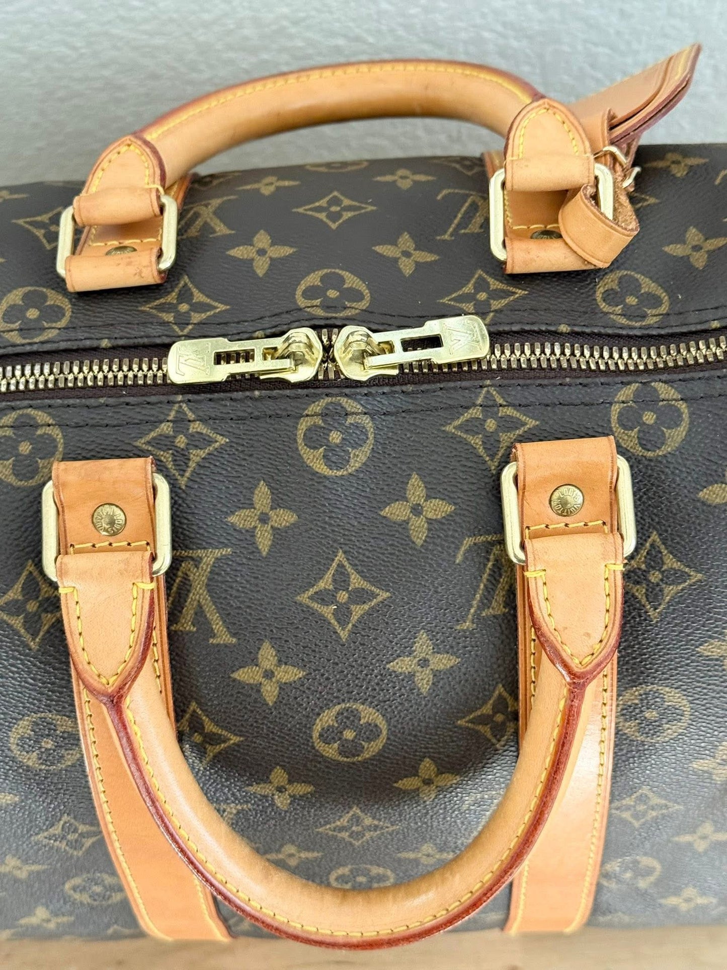 Keepall 45 Bandoulier with Original Strap, Luggage tag and Poignet 📅 Year: 1998
