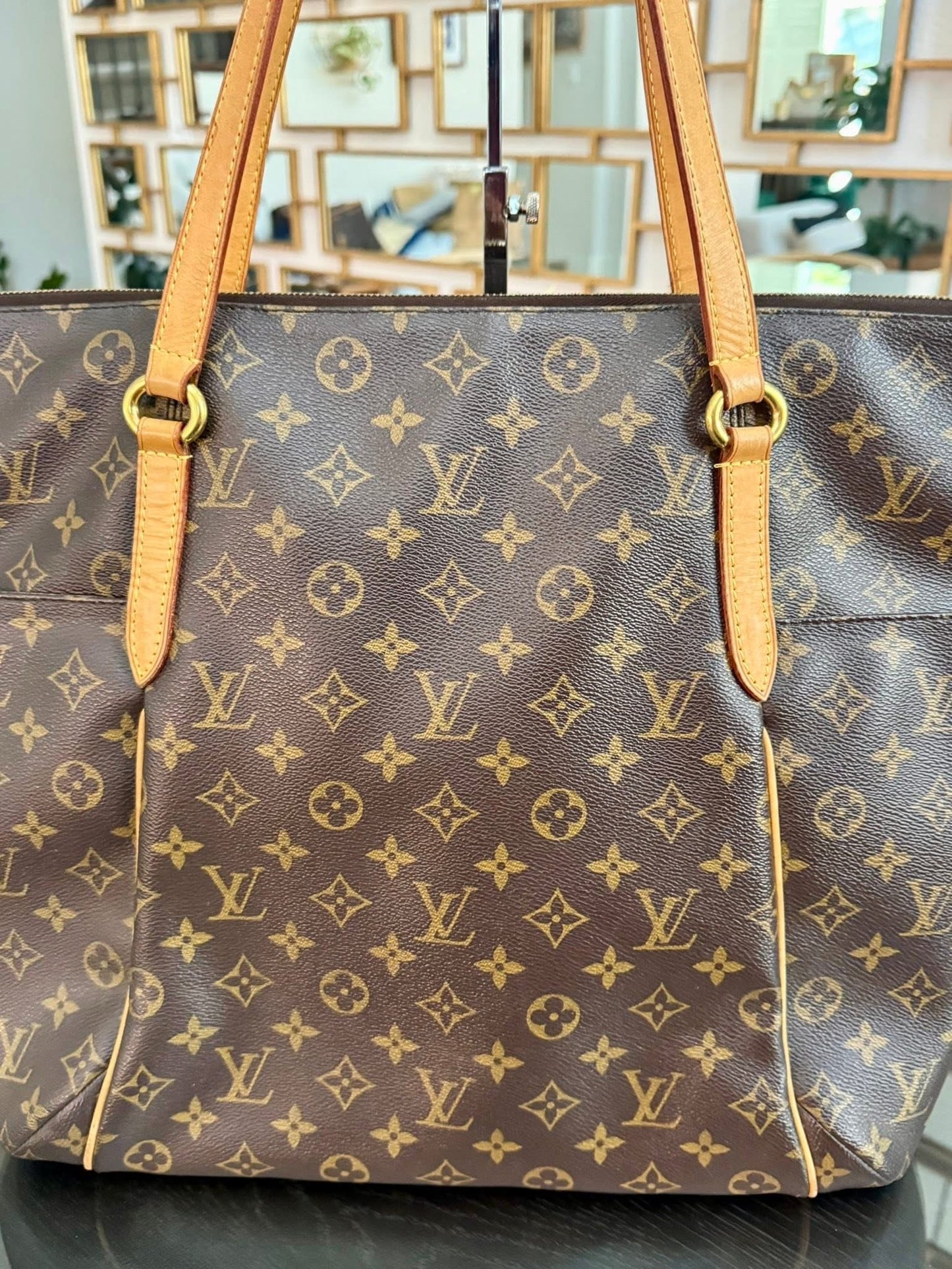 Totally GM in Monogram with Dustbag and Non branded Twilly 📅 Year: 2015