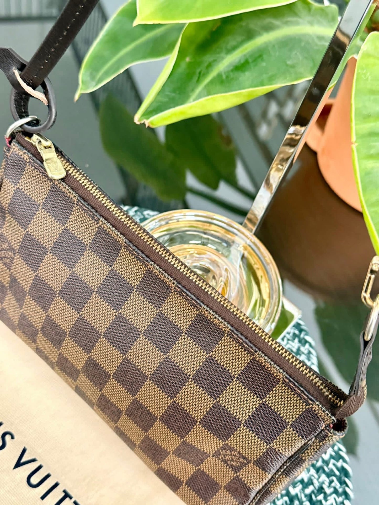 Pochette Accessories in DE with Non branded Strap 📅 Year: 2007