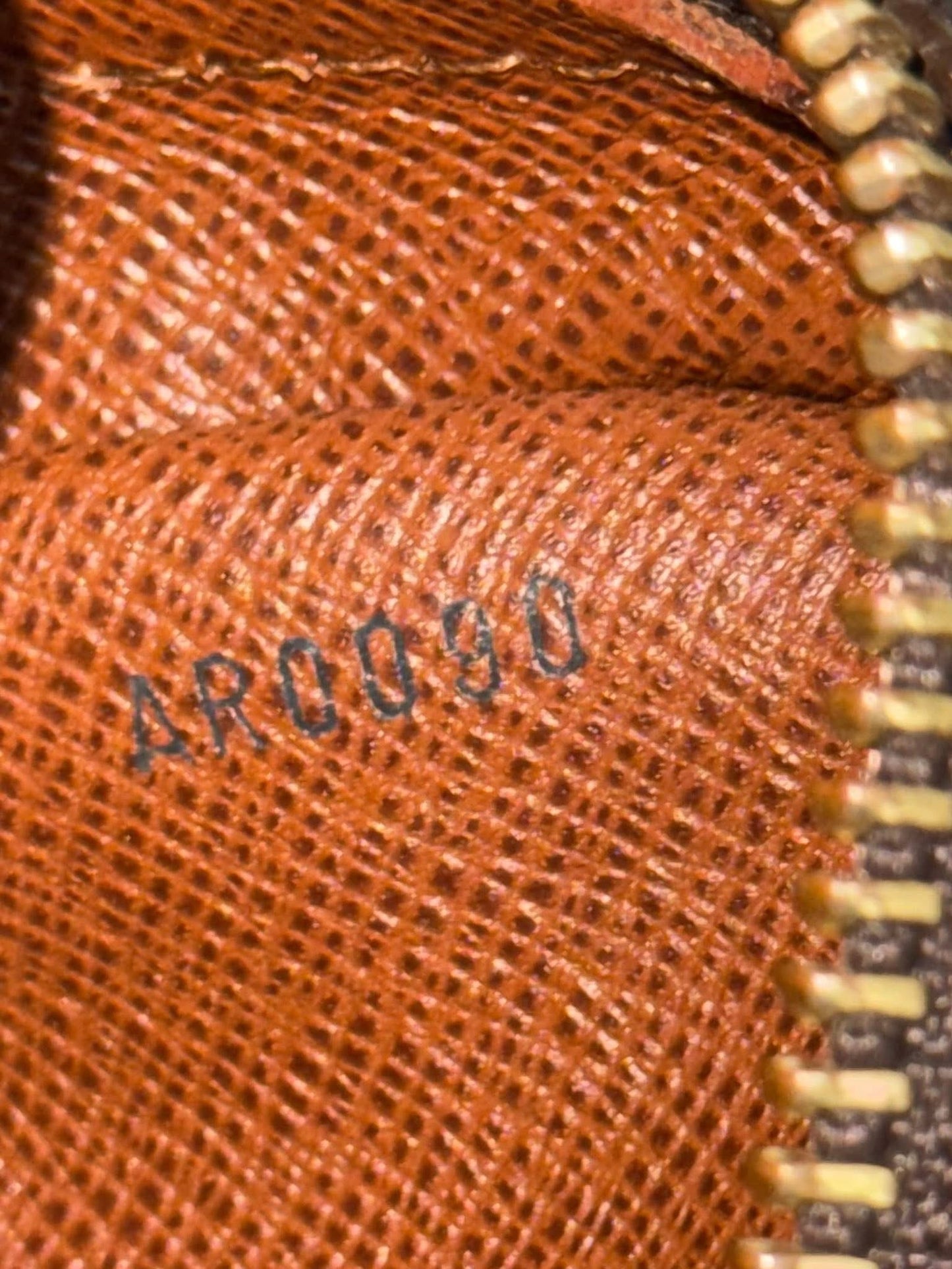 Amazon Crossbody Bag 🗓️ Year: 2000