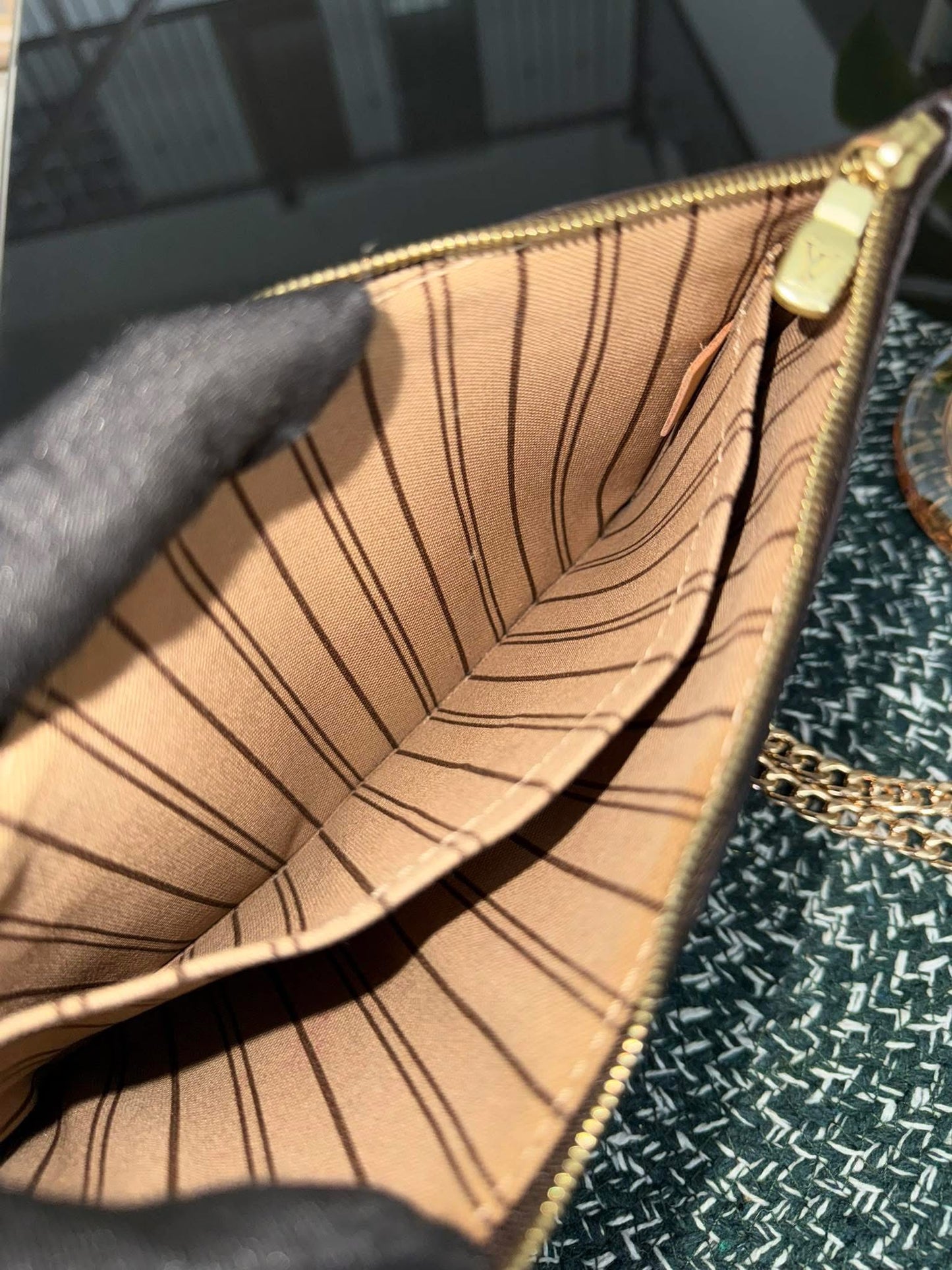 Neverfull MM/ GM Pouch with Non branded Wriststrap 🗓️ Year: 2018