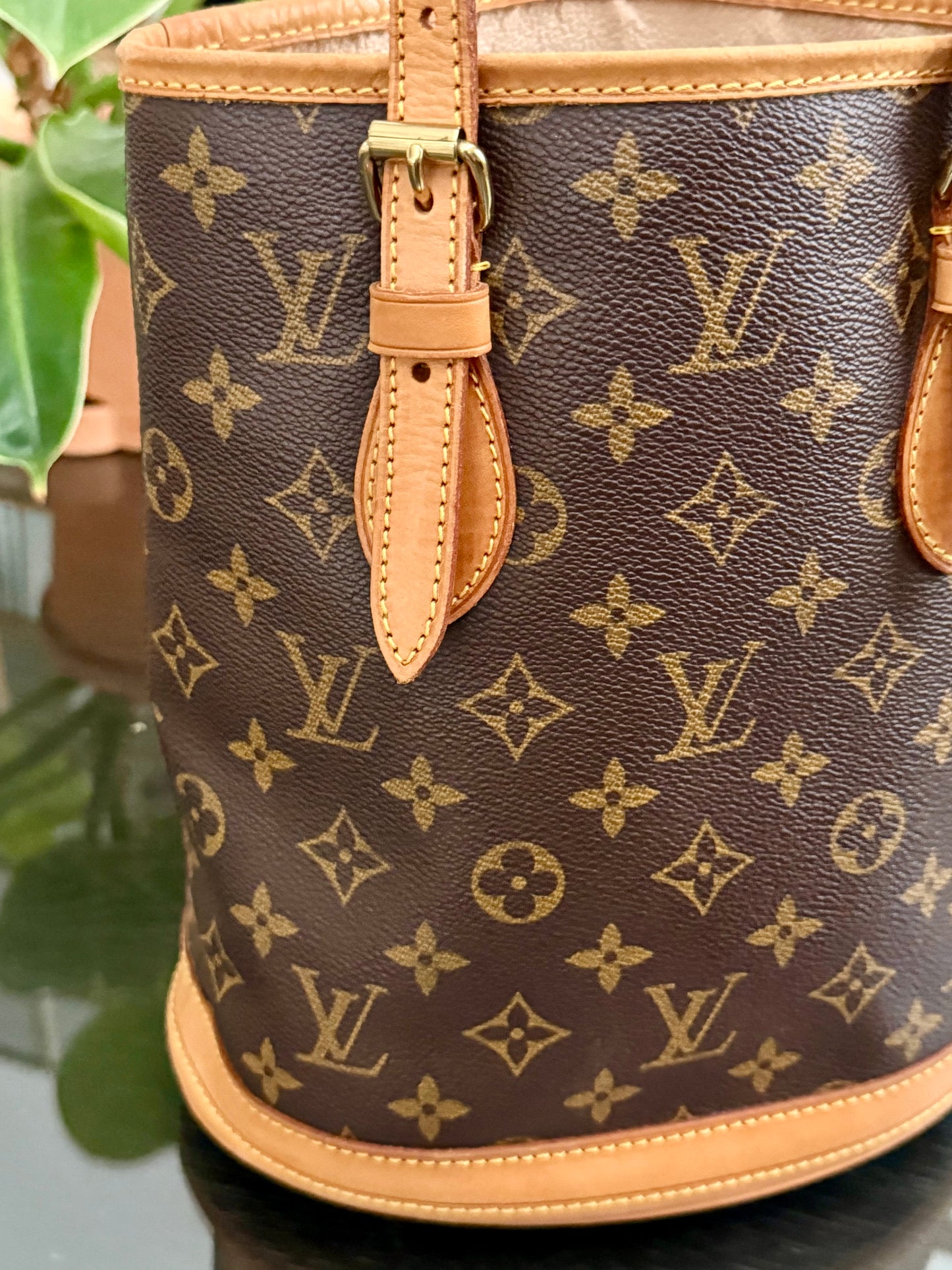 Petite Bucket in Monogram 🗓️ Year: 2000