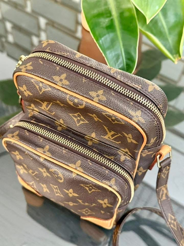 Amazon Crossbody Bag 🗓️ Year: 2000