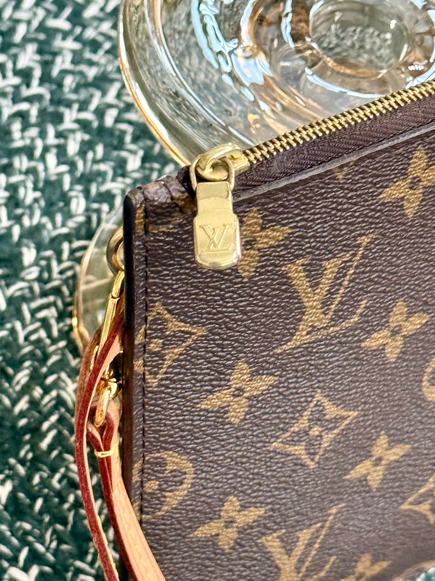 Neverfull MM/ GM Pouch with Wriststrap 🗓️ Year: 2020
