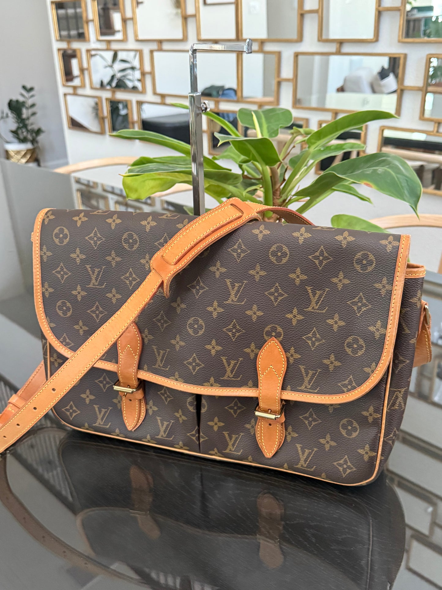 Gibeciere GM Messenger/ Crossbody Bag 📅 Year: 1994