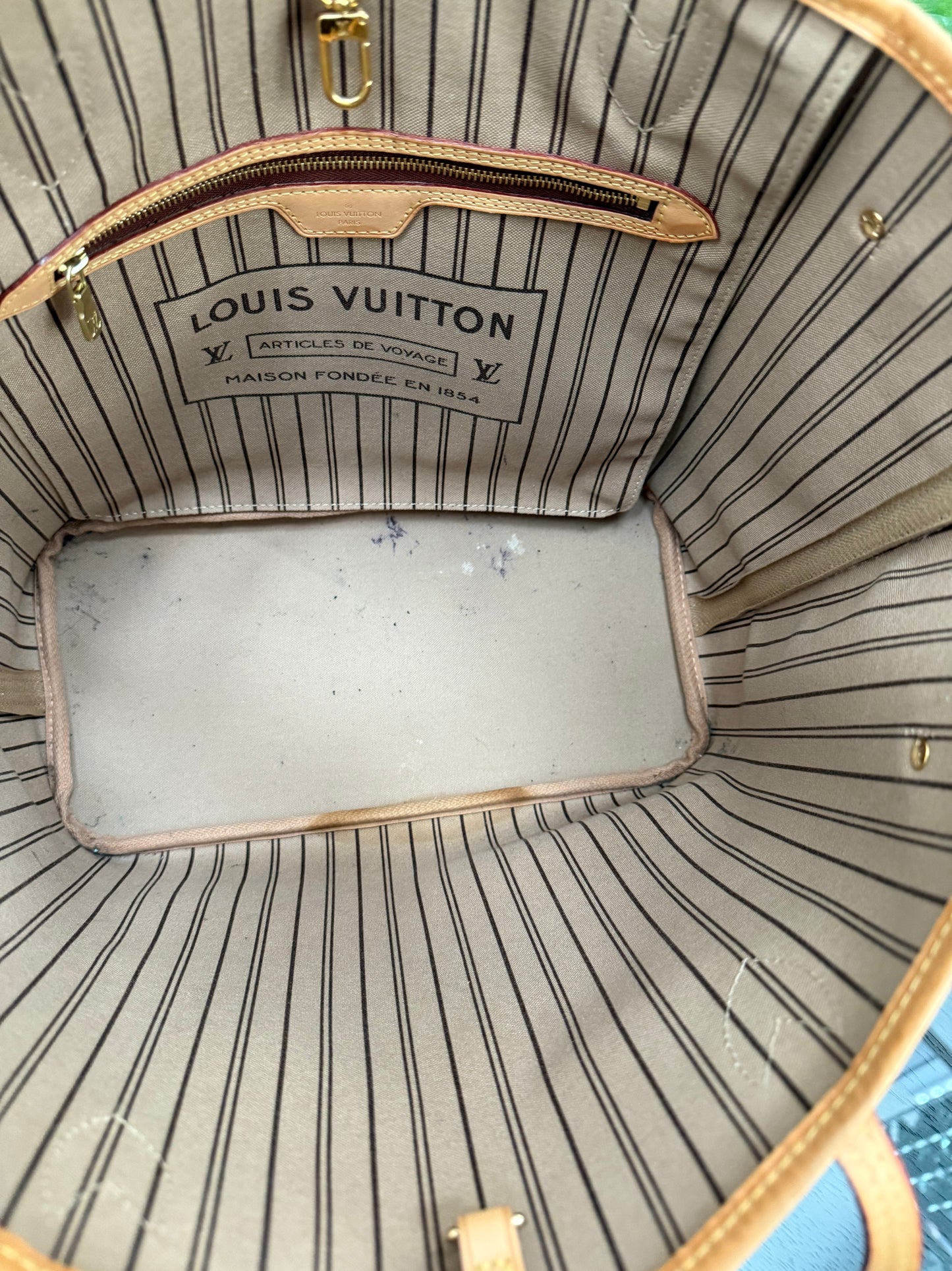 Neverfull MM in Monogram with Dustbag and Insert Organizer 📅 Year: 2017