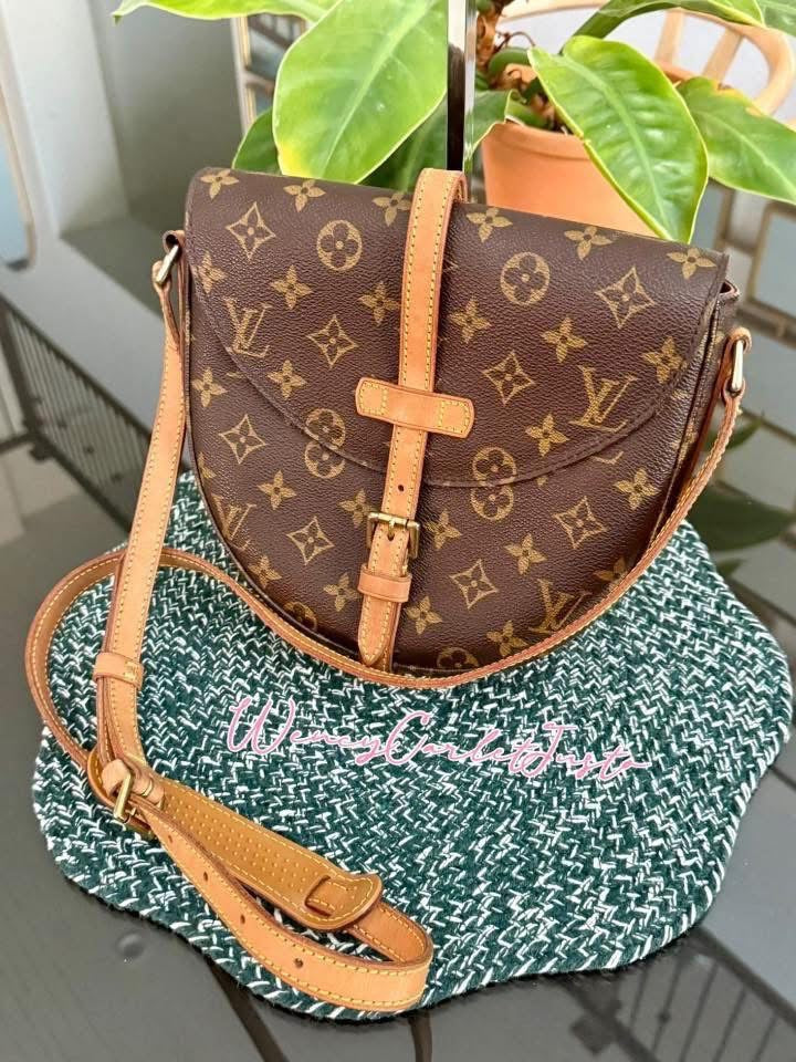 Chantilly MM Crossbody Bag 🌺 📅 Year: 1995