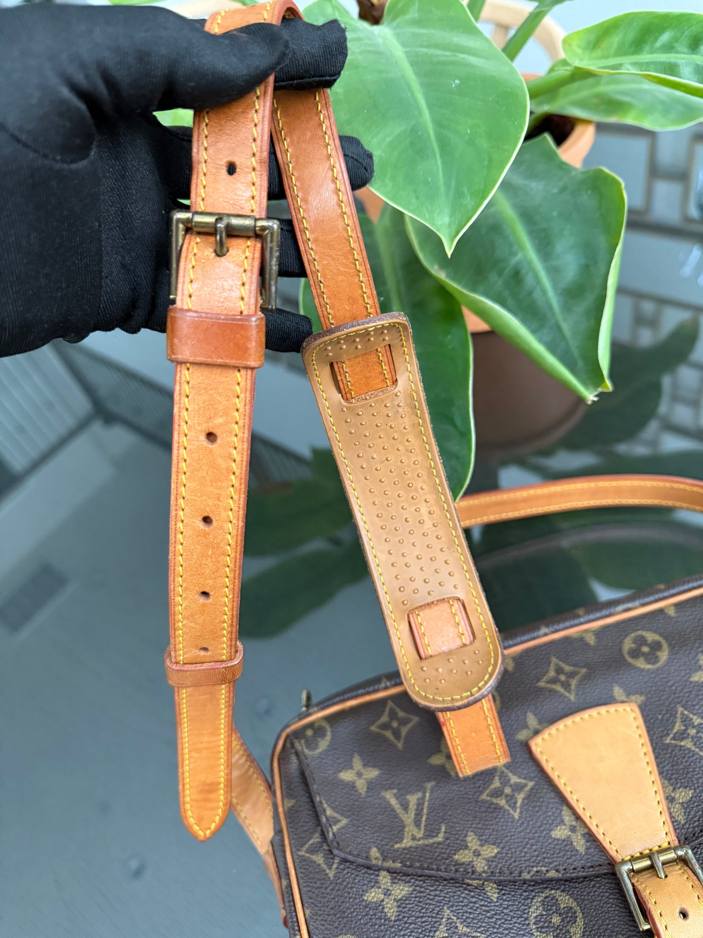 Jeaunefille GM Crossbody 📅 Year: 1987