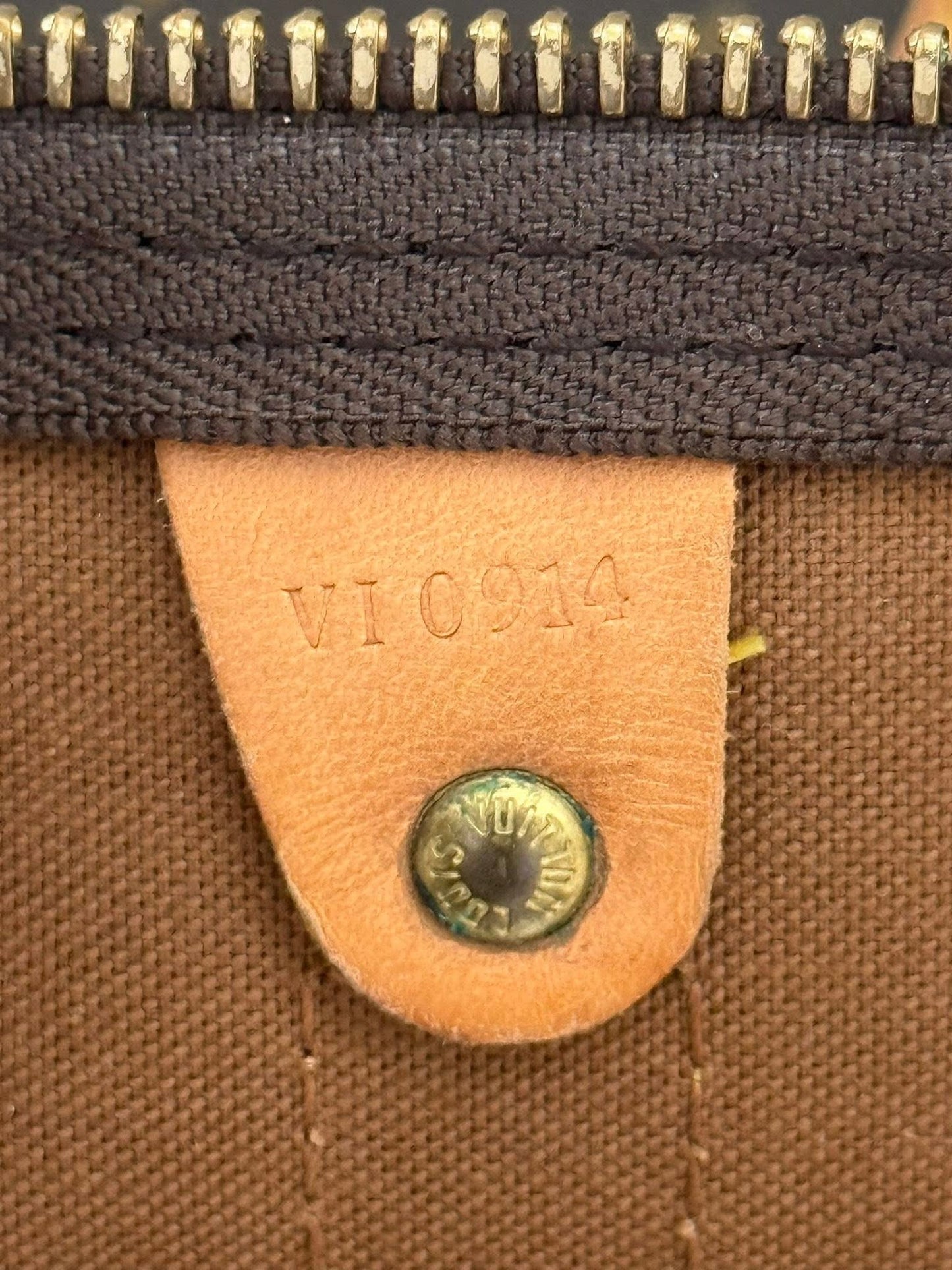 Keepall 60 Bandoulier with Original Strap, Luggage Tag and Poignet 📅 Year: 1994