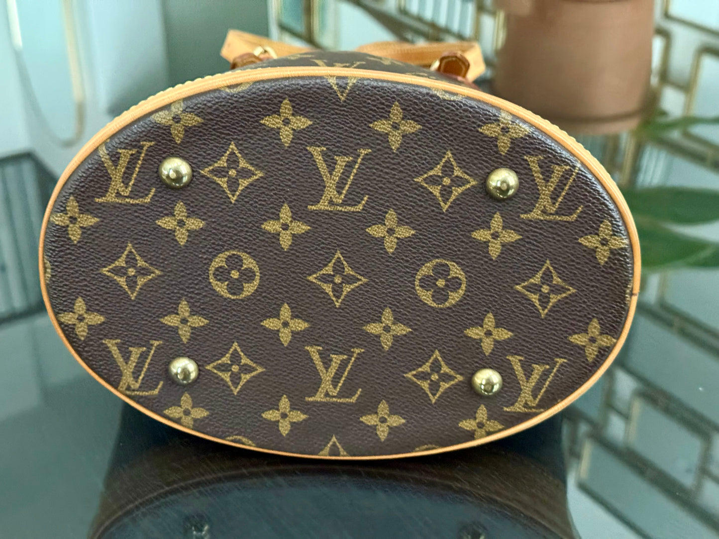 Petite Bucket in Monogram 🗓️ Year: 2000