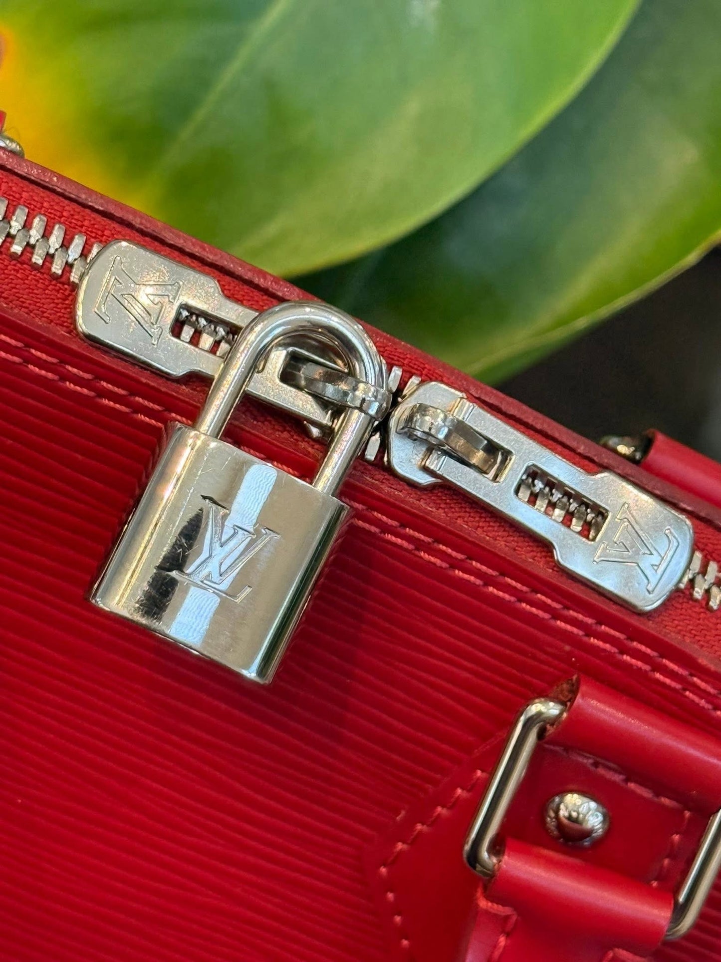 Alma BB in Epi Red with Clochette, Lock 🔐 keys, Original Strap, Dustbag and Insert Organizer 🗓️ Year: 2012