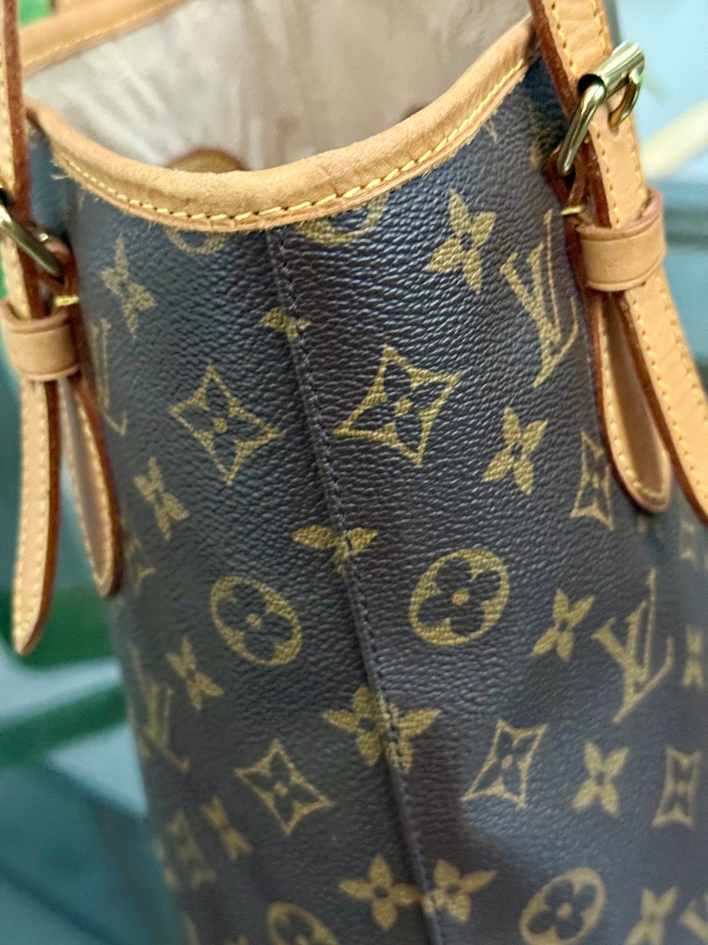 Petite Bucket in Monogram 🗓️ Year: 2000