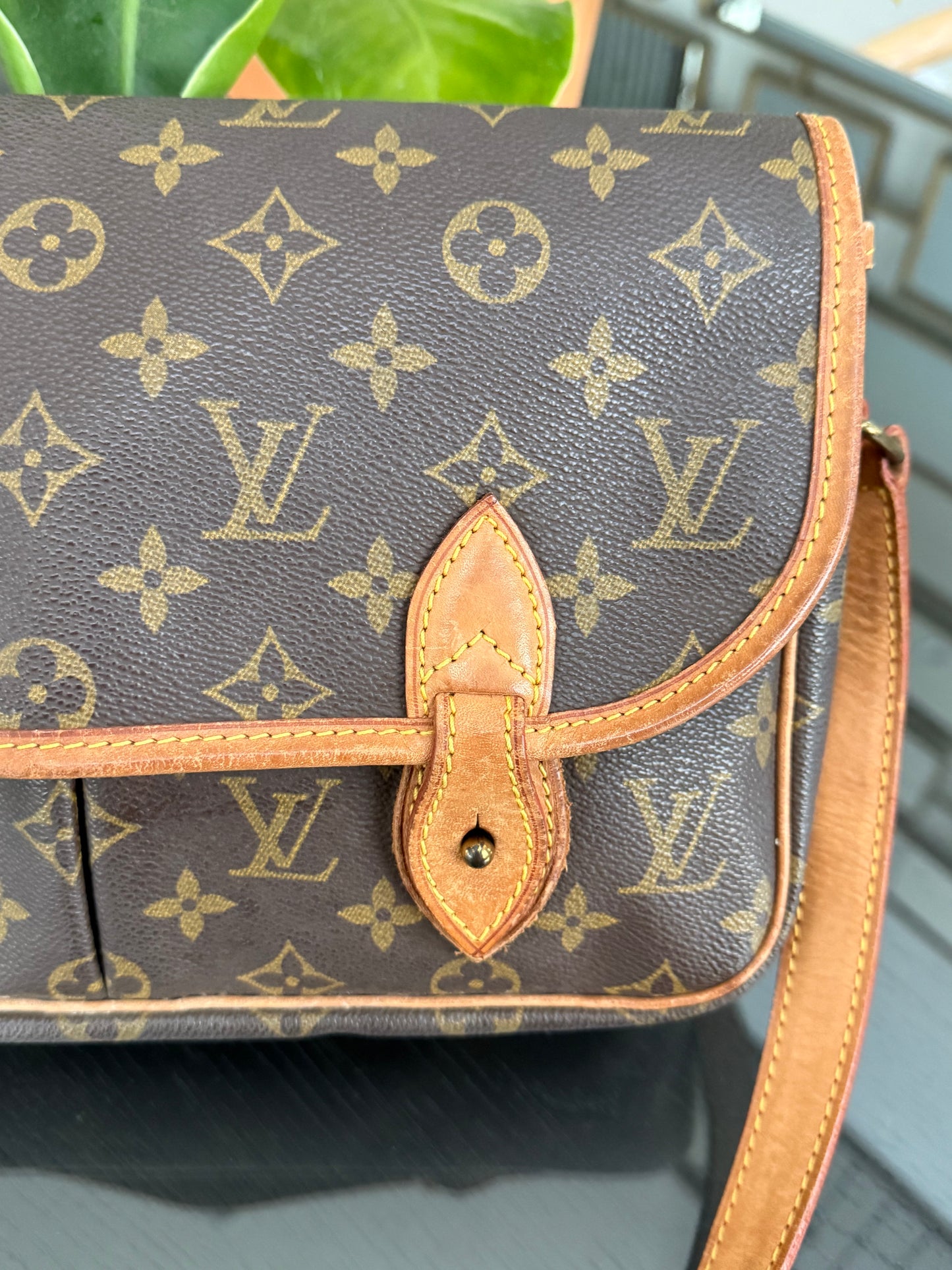 Gibeciere MM Crossbody Messenger -
📅 Year: 1991