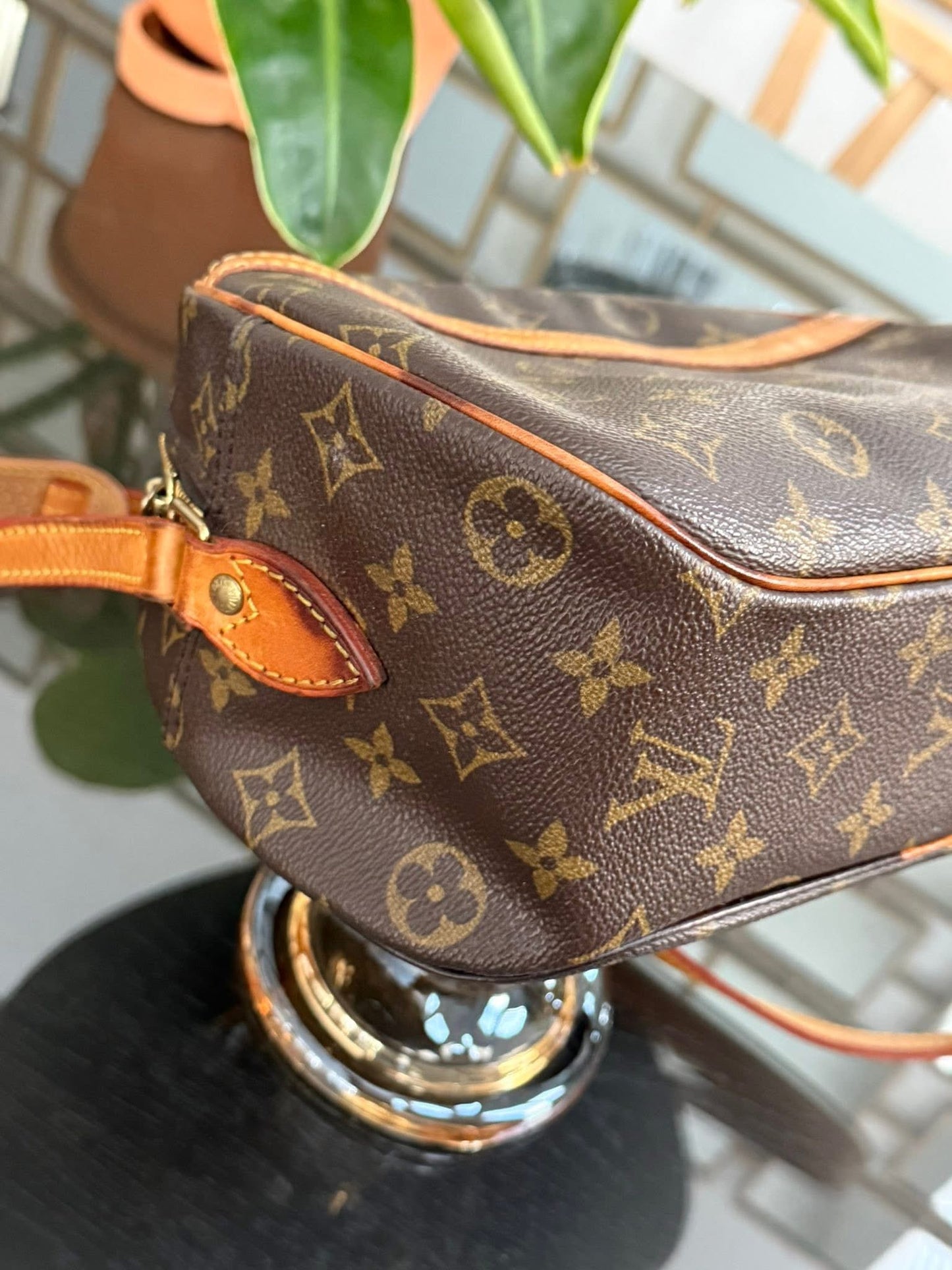 Blois Crossbody -🗓️ Year: 1994