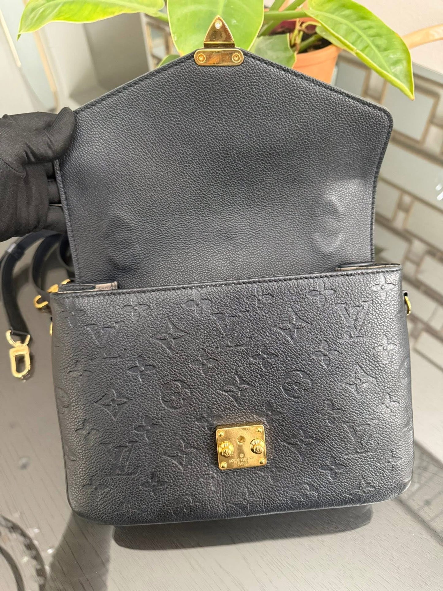 Pochette Metis Empreinte Noir in Black (Microchipped with Complete Inclusions) 💐🌸