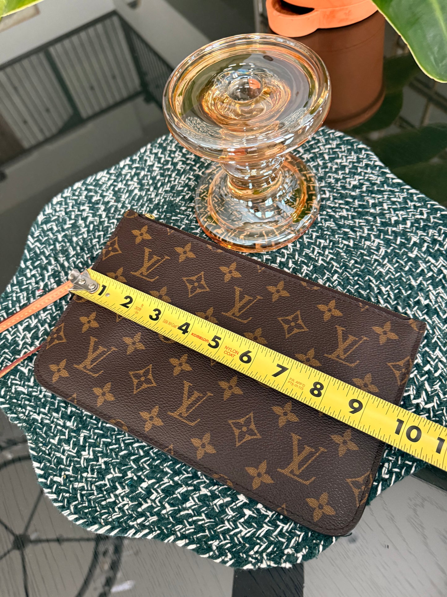 Neverfull MM/ GM Pouch with Wriststrap 🗓️ Year: 2020