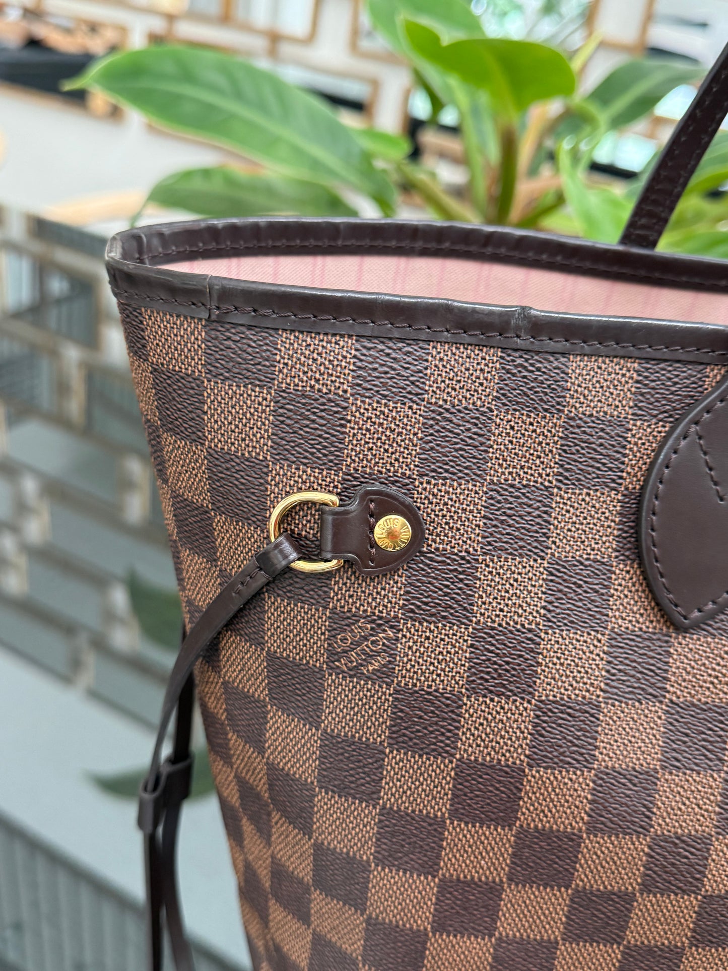 Neverfull MM in Rose Ballerine interior with Dustbag - Microchip
