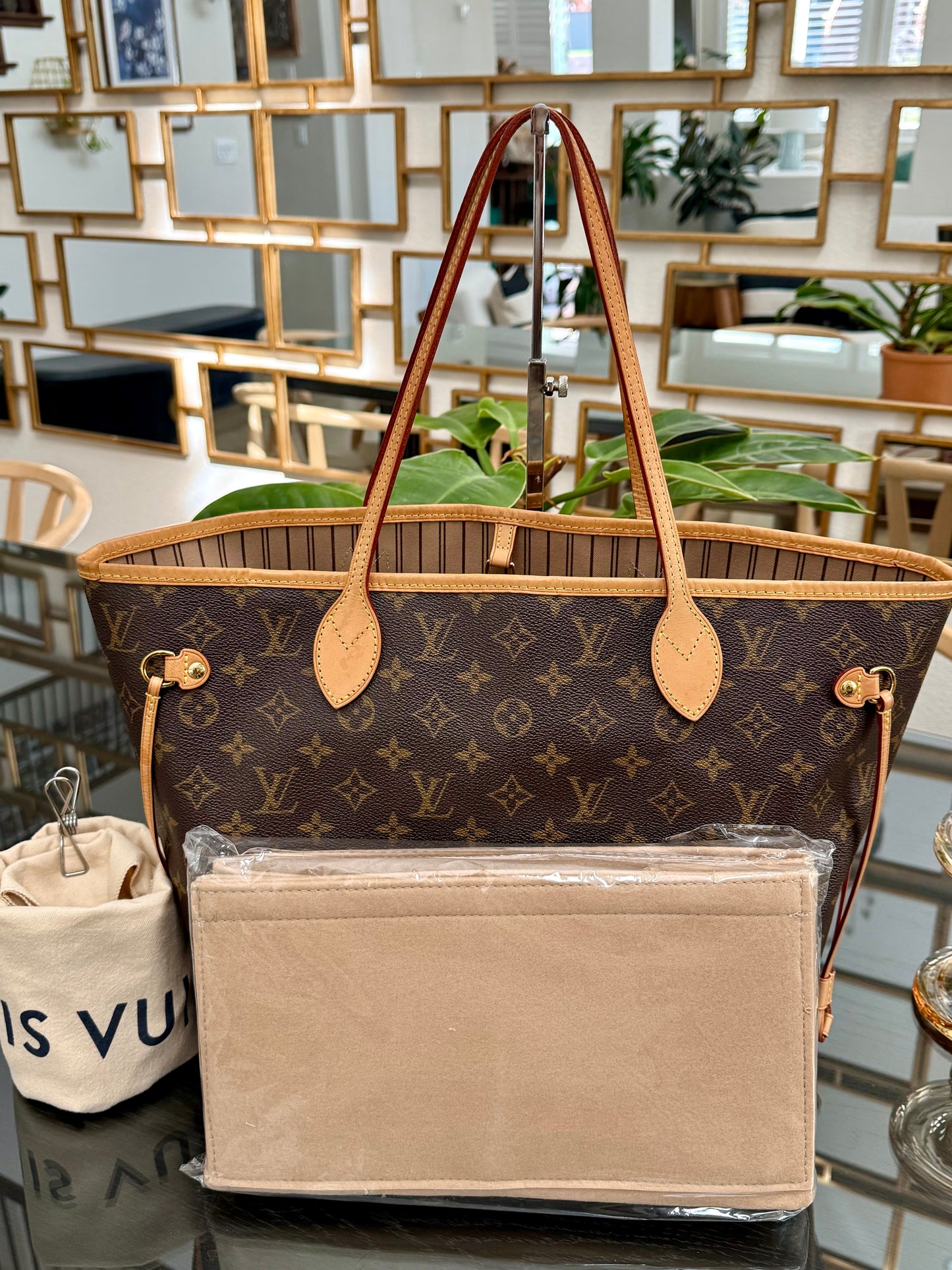 Neverfull MM in Monogram with Dustbag and Insert Organizer 📅 Year: 2017