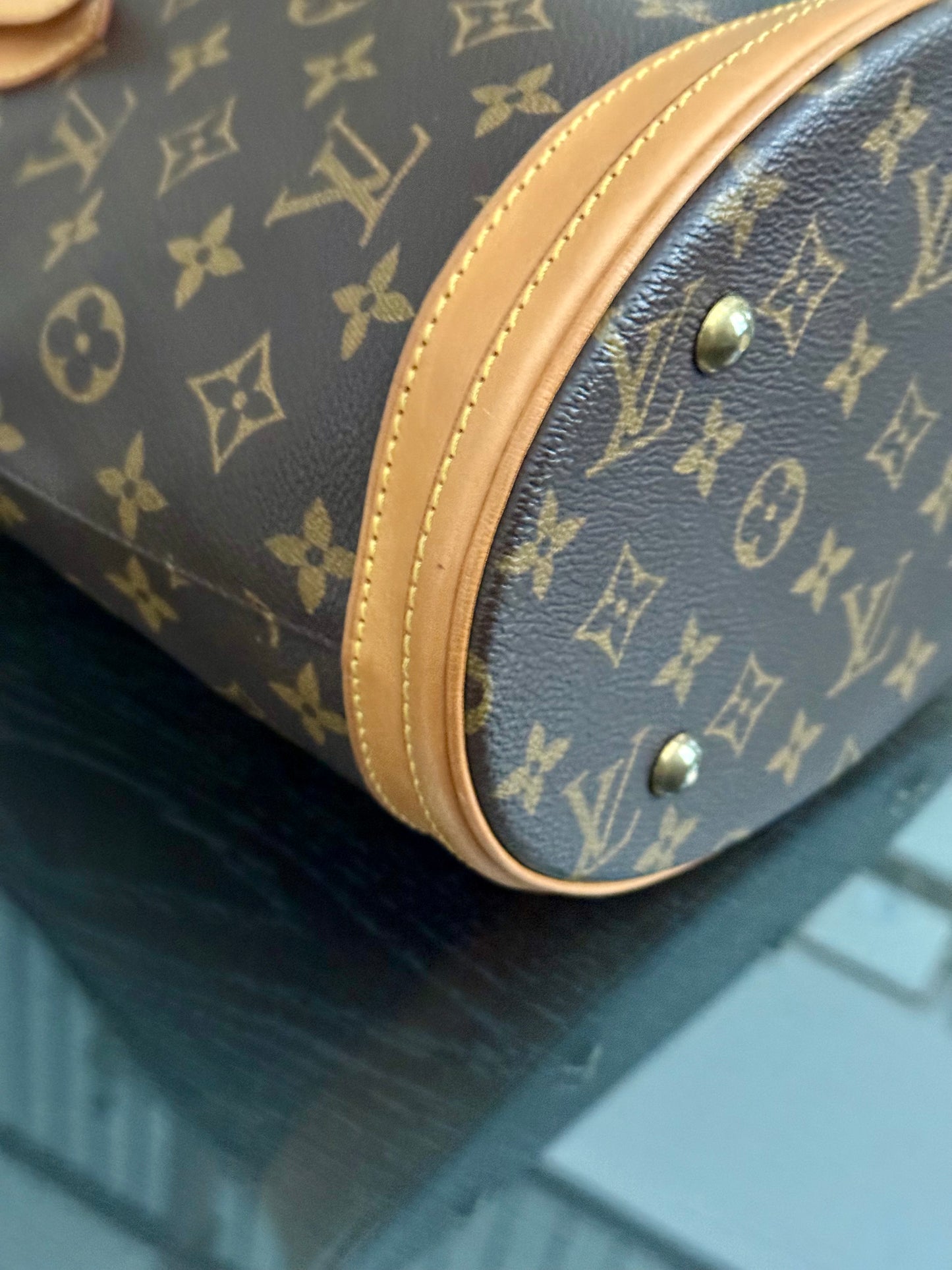 Petite Bucket in Monogram 🗓️ Year: 2000