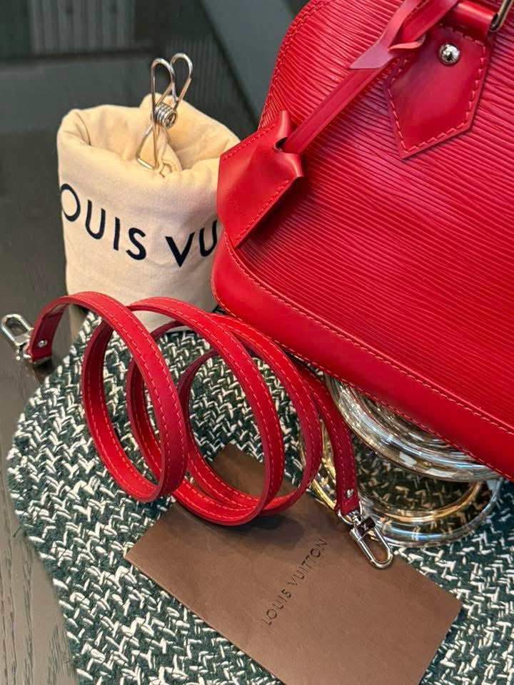 Alma BB in Epi Red with Clochette, Lock 🔐 keys, Original Strap, Dustbag and Insert Organizer 🗓️ Year: 2012