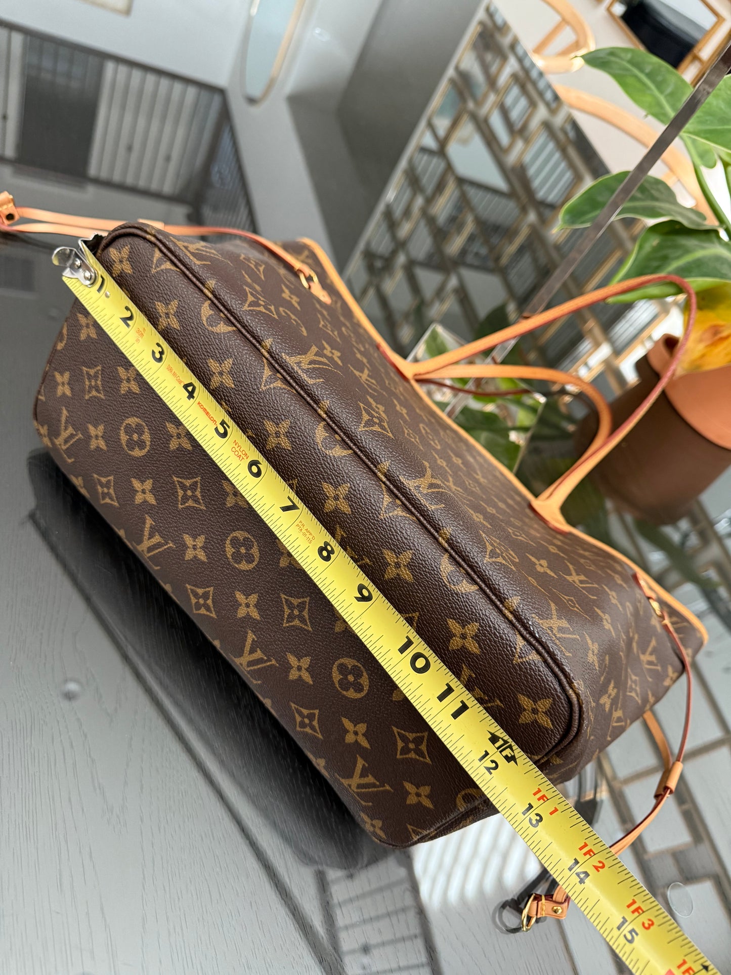 Neverfull MM in Monogram with Dustbag and Insert Organizer 📅 Year: 2017