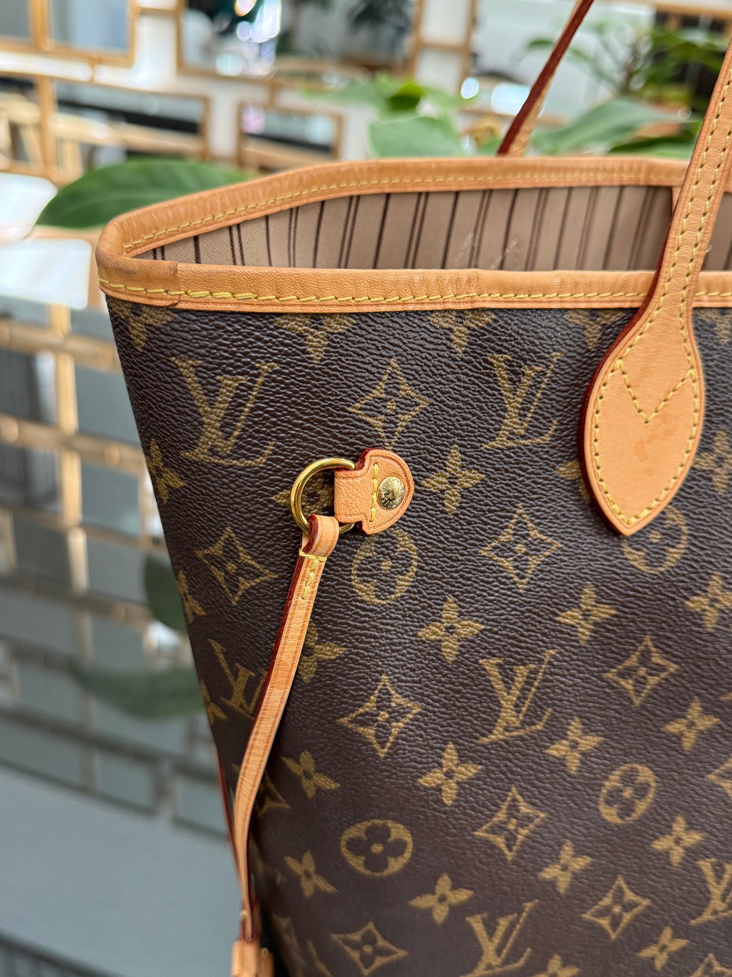 Neverfull MM in Monogram with Dustbag and Insert Organizer 📅 Year: 2017