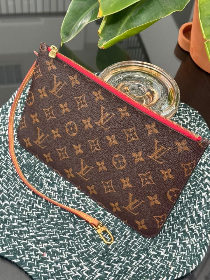 Neverfull MM/GM Pouch in Cerise 🗓️Year 2019