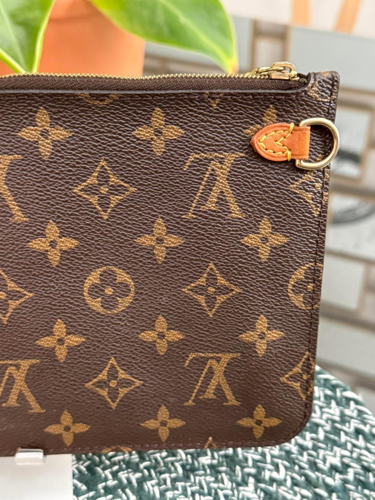 Neverfull MM/ GM Pouch with Non branded Wriststrap 🗓️ Year: 2018