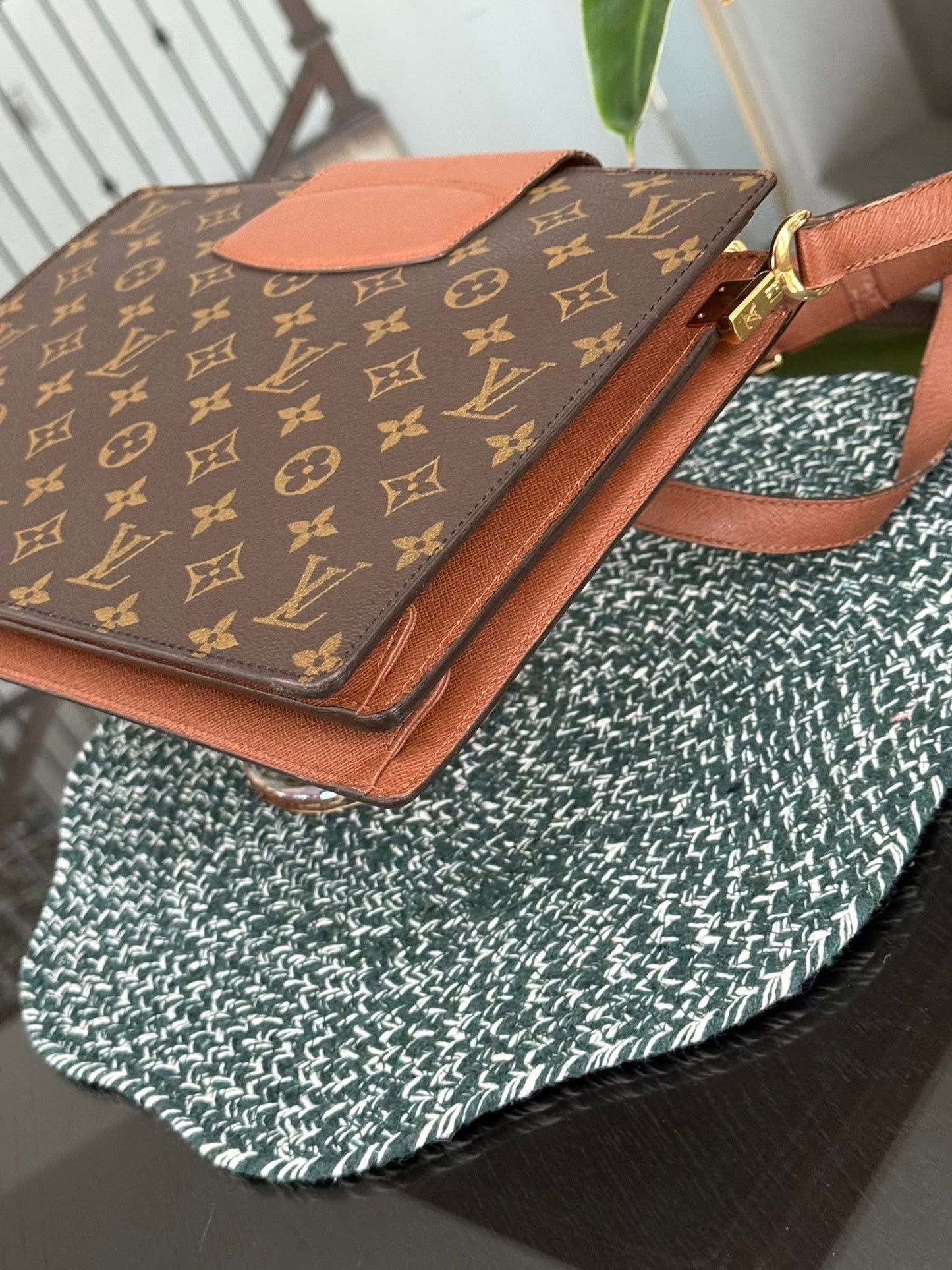 Courcelles Shoulder/ Crossbody bag 📅 Year: 1997