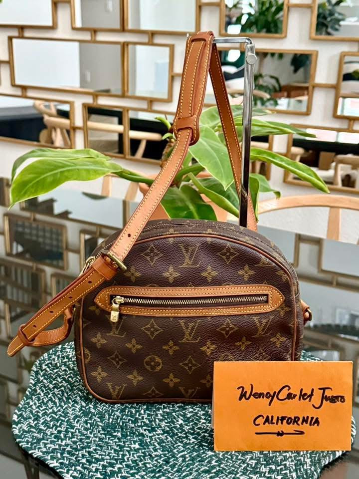 Senlis Crossbody - 🗓️ Year: 1991