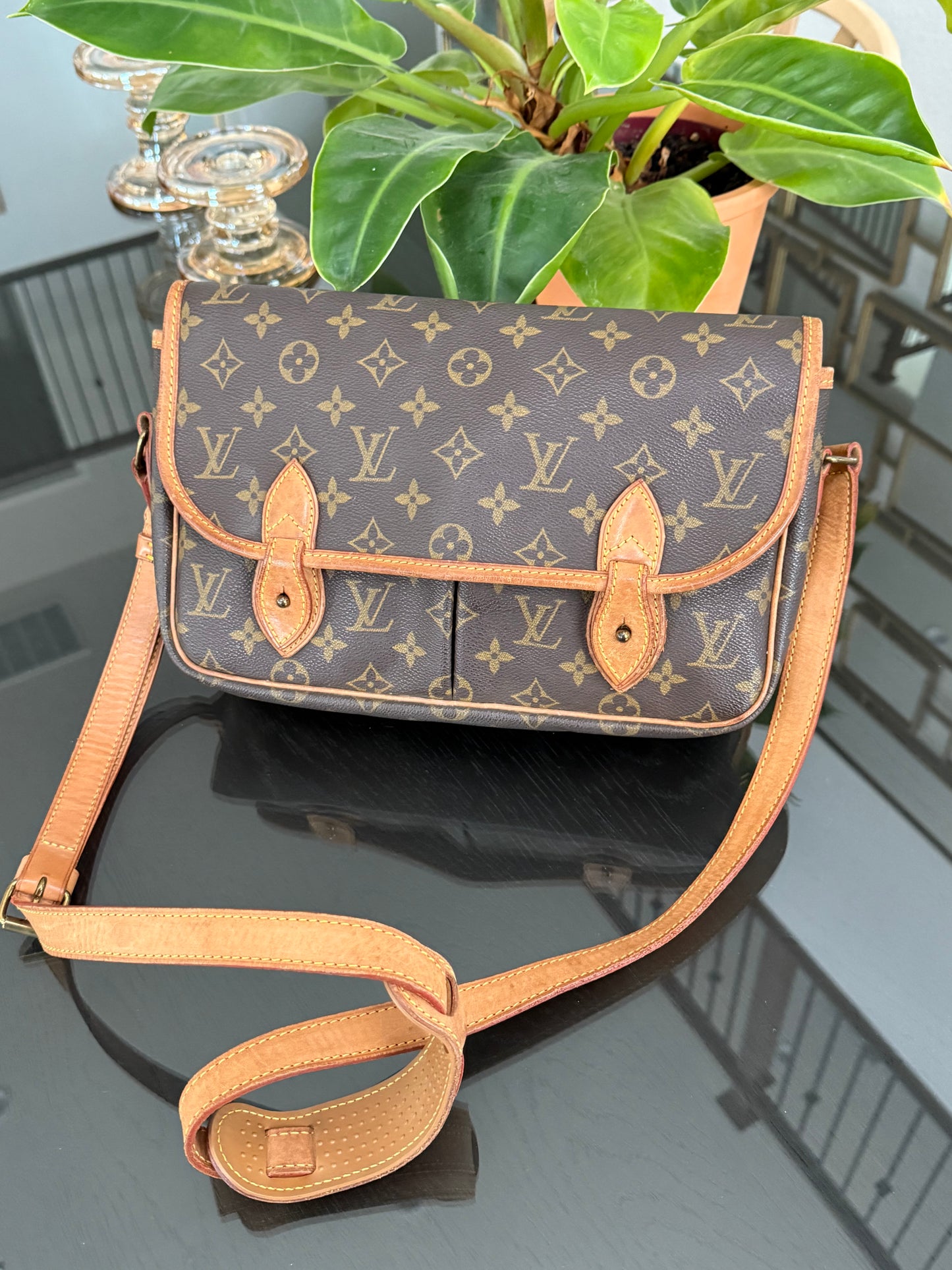 Gibeciere MM Crossbody Messenger -
📅 Year: 1991