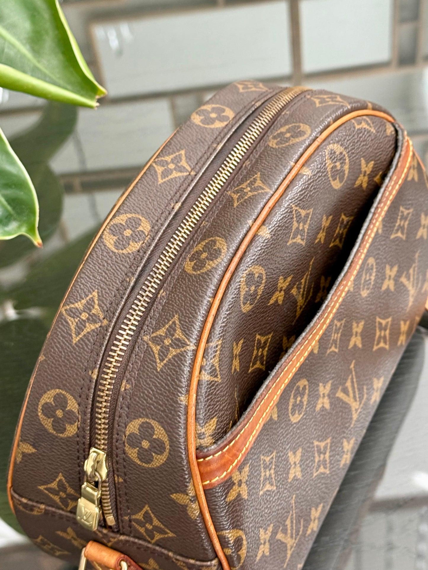 Blois Crossbody -🗓️ Year: 1995