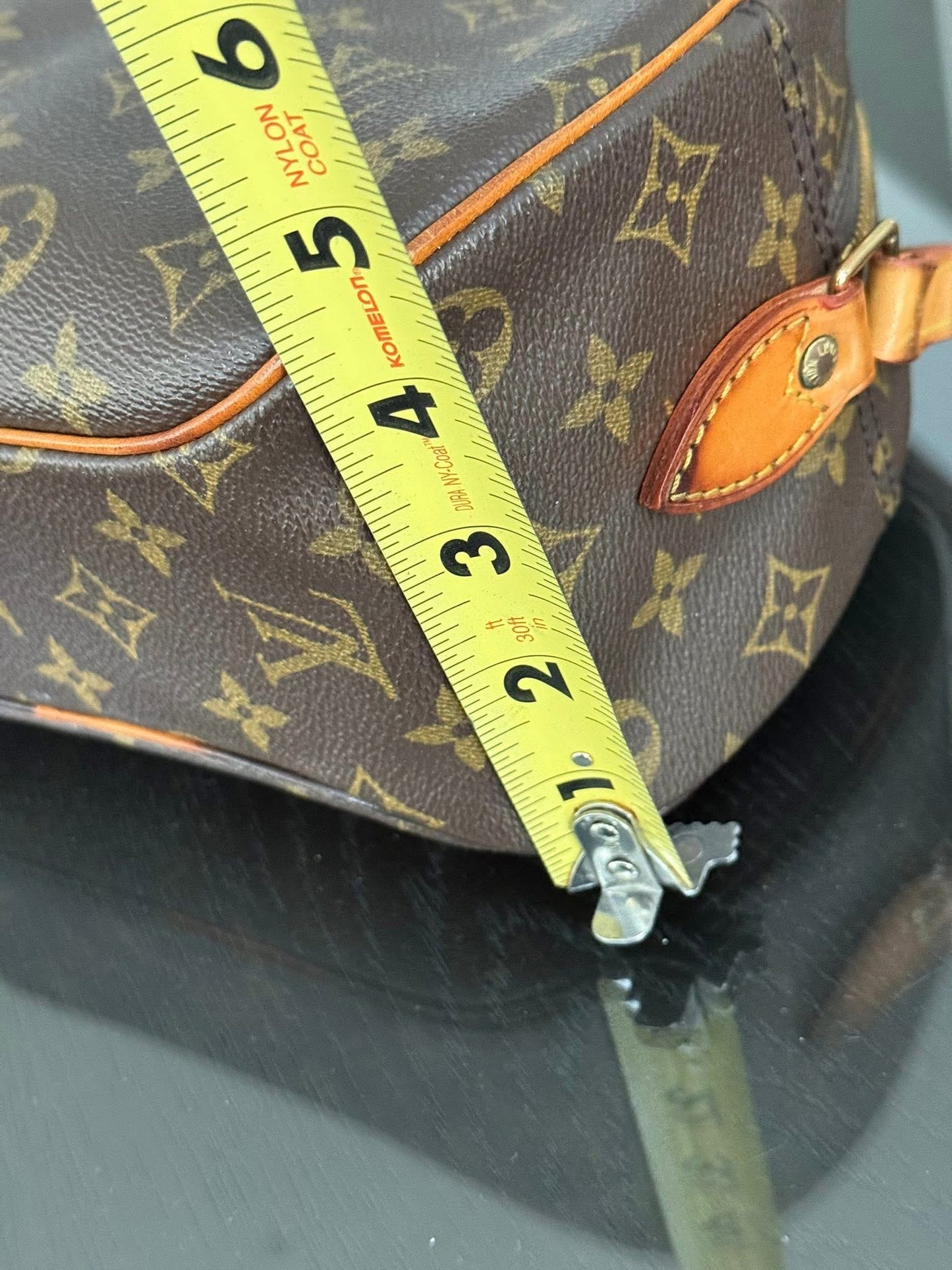Blois Crossbody -🗓️ Year: 1994