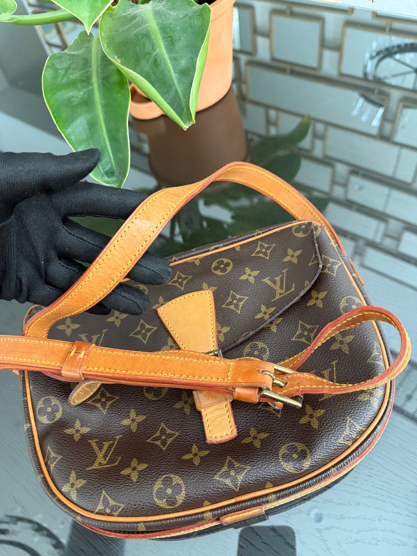 Jeaunefille GM Crossbody 📅 Year: 1987