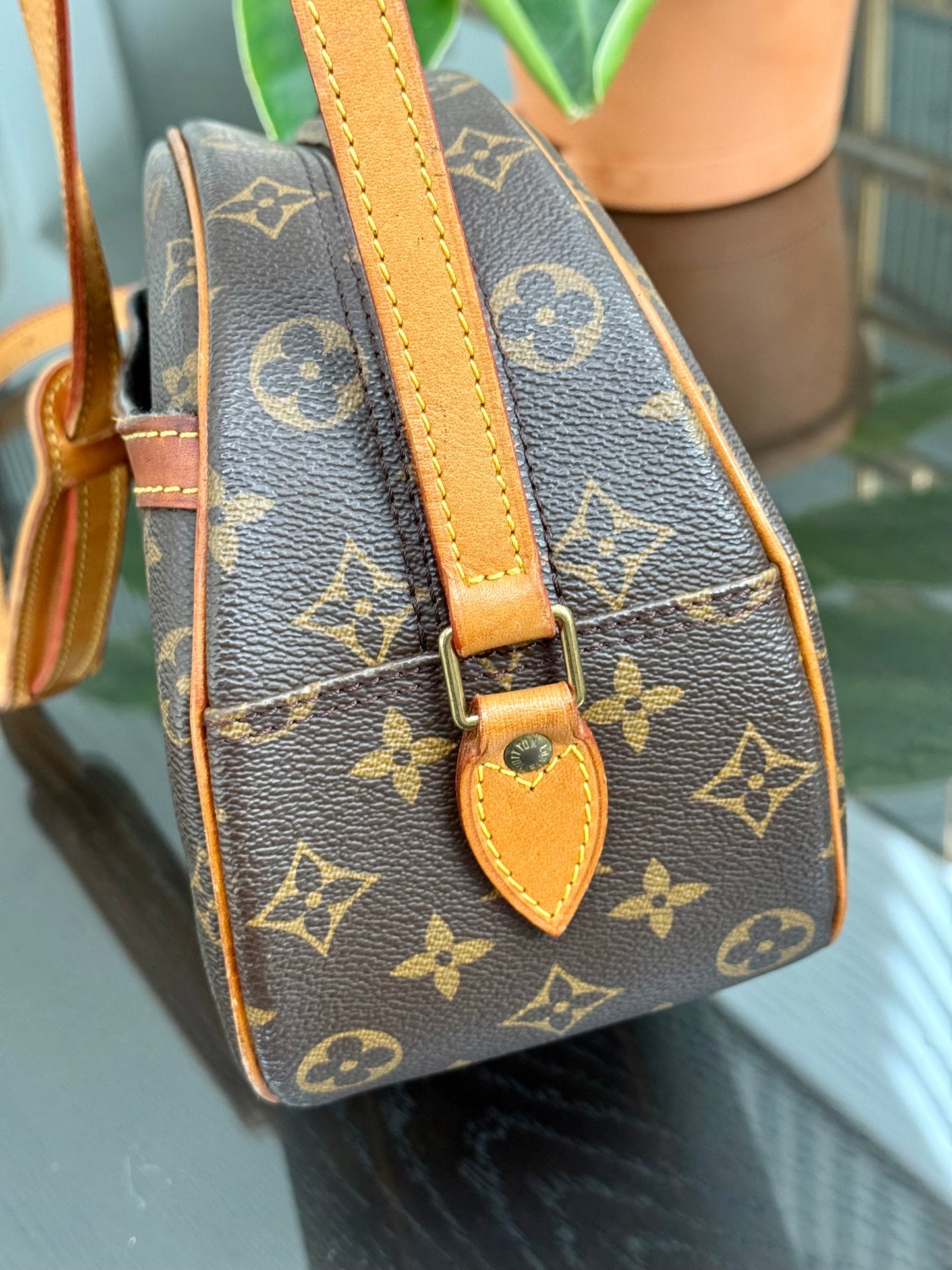 Blois Crossbody -🗓️ Year: 1995